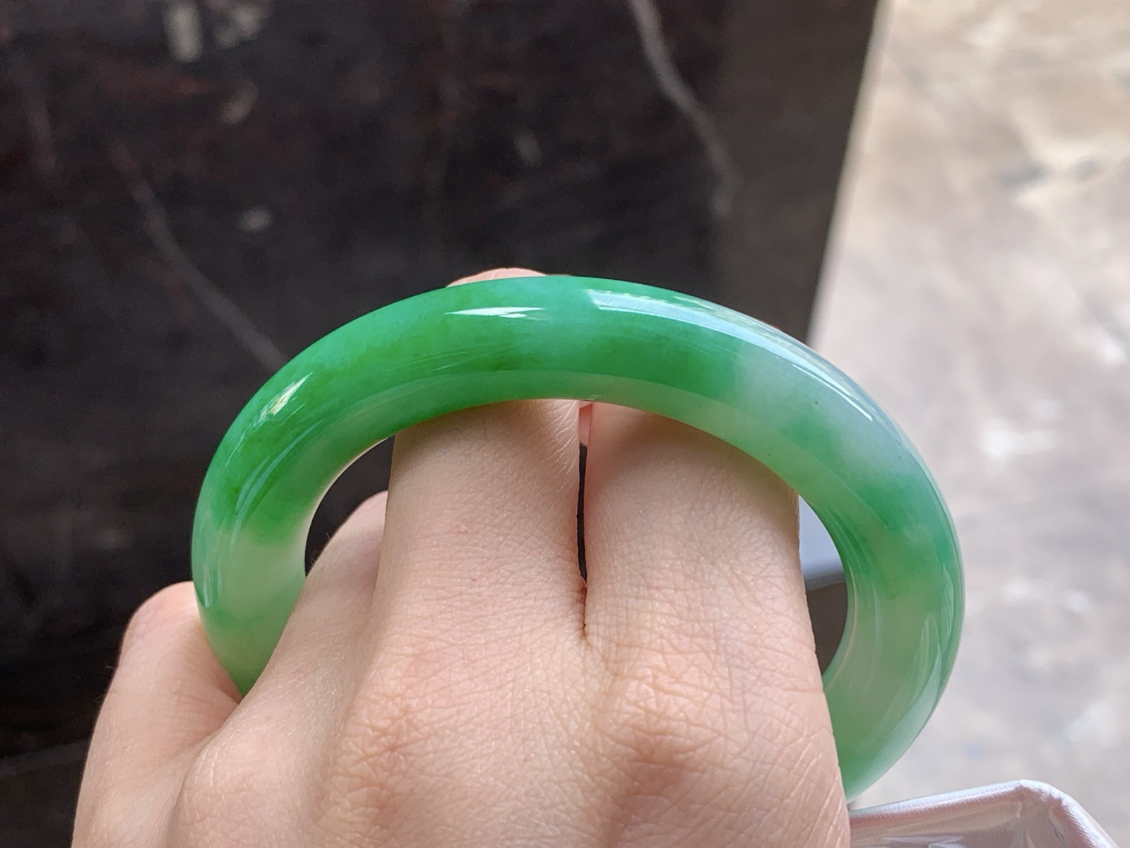 糯种带色福镯
颜色漂亮 55/10.6/11mm