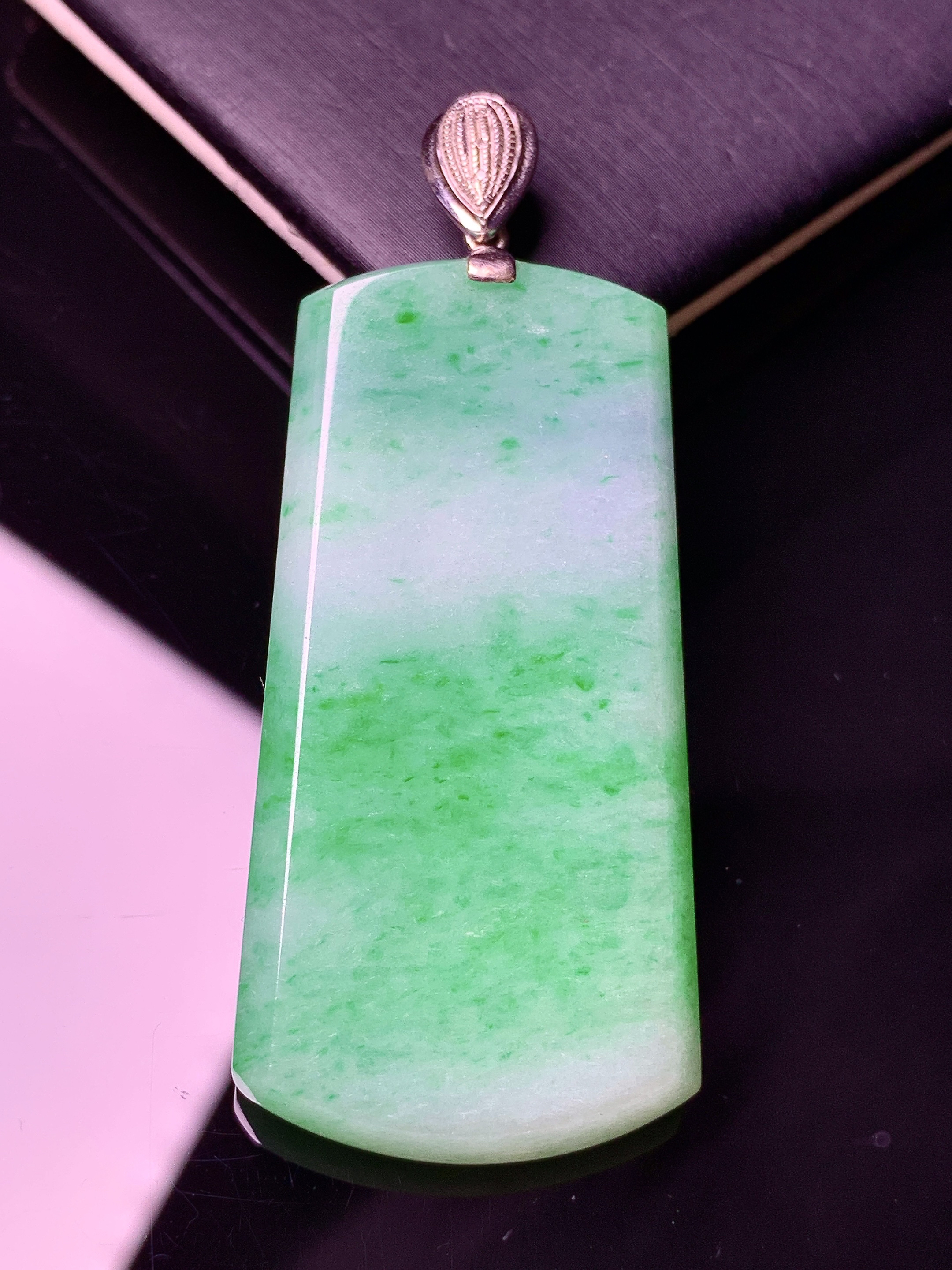 18k金镶嵌飘绿无事牌吊坠 玉质细腻 色泽艳丽清新 水润亮眼 整体尺寸59.6*24*5.8g2
