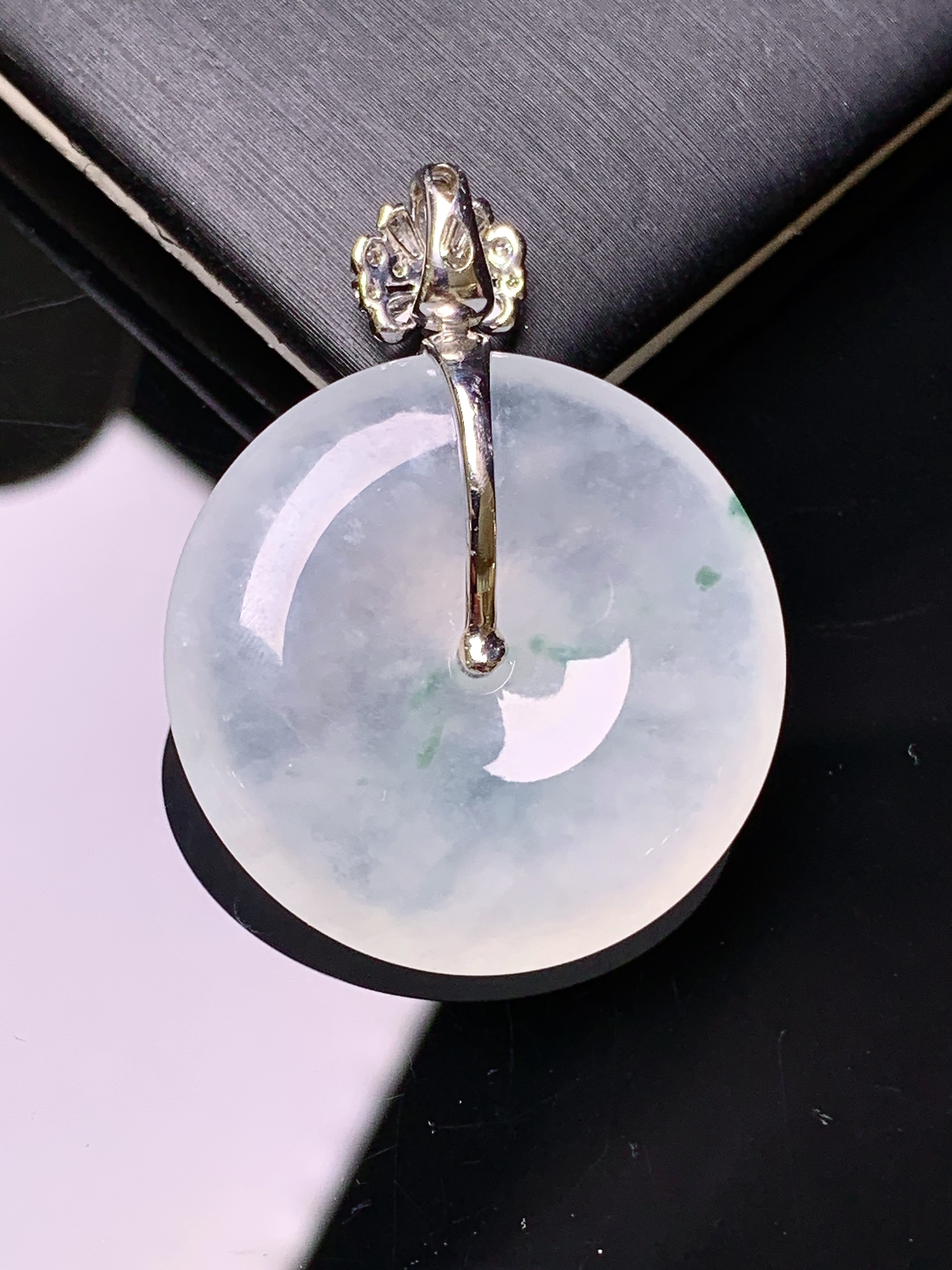 18k金钻镶嵌冰种平安扣吊坠 玉质细腻 色泽艳丽清新 水润亮眼 整体尺寸35*26.6*6g2