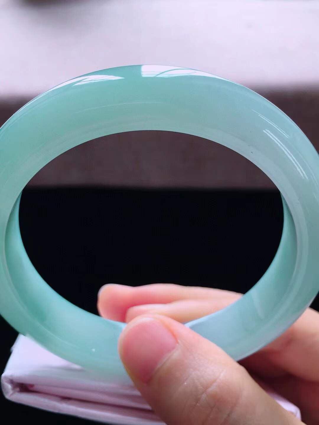 【翡翠名称】老种冰蓝绿58.3正圈口手镯
【翡翠尺寸】58.3*12.8*9mm适合57-59.5正圈口佩戴
【翡翠描述】宝贝种老水足，玉质细腻，色泽靓丽，性价比高，佩戴效果好！
【其它赠送】权威证书/精美挂绳盒子/支持全国复检