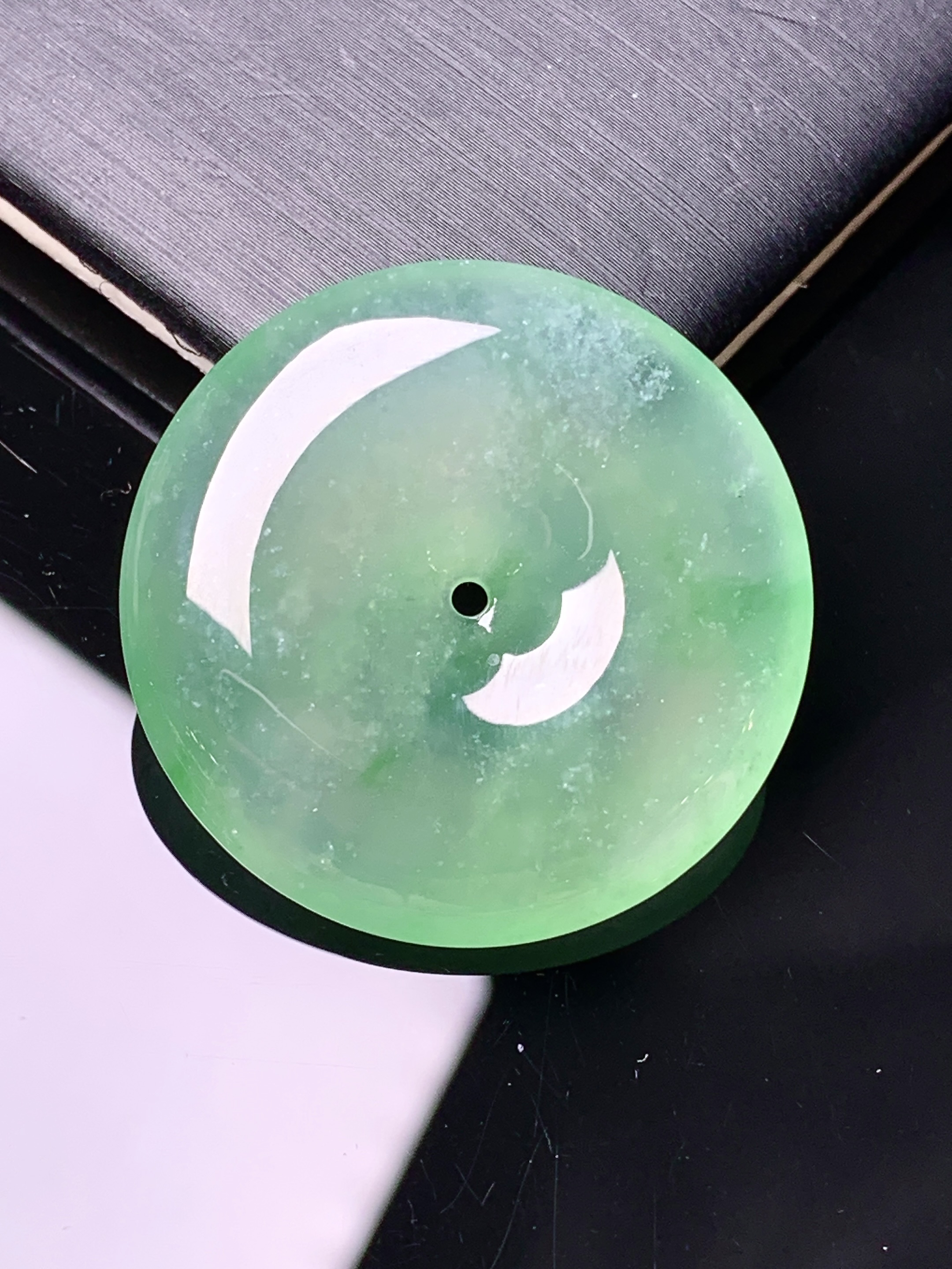 冰种翠绿平安扣吊坠 玉质细腻 色泽艳丽清新 水润亮眼 整体尺寸30.2*6b12