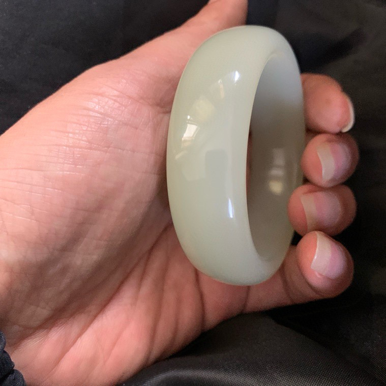 宽版，54圈口和田玉青白色手镯，和田玉54圈口手镯，镯型古朴典雅。在诗情画意的雨巷相遇，你是我腕间的