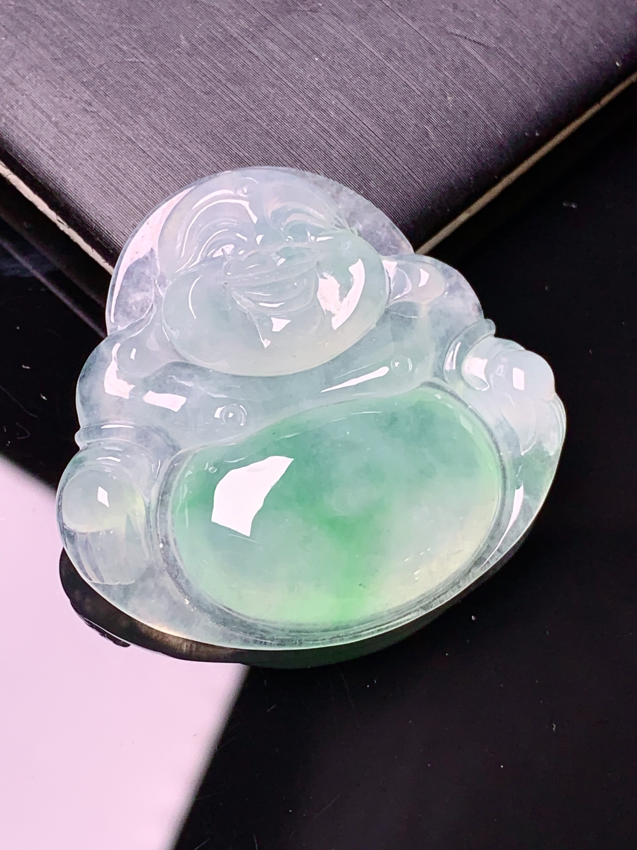 冰种飘绿佛公吊坠 玉质细腻 色泽艳丽清新 水润亮眼 整体尺寸33.2*35.6*6.2x1