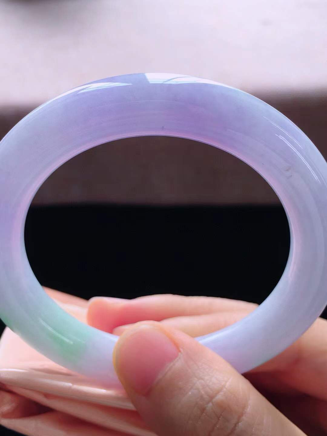 【翡翠名称】老种春带彩52.3圈口圆条手镯
【翡翠尺寸】52.3*9.8*10mm适合52-55正圈