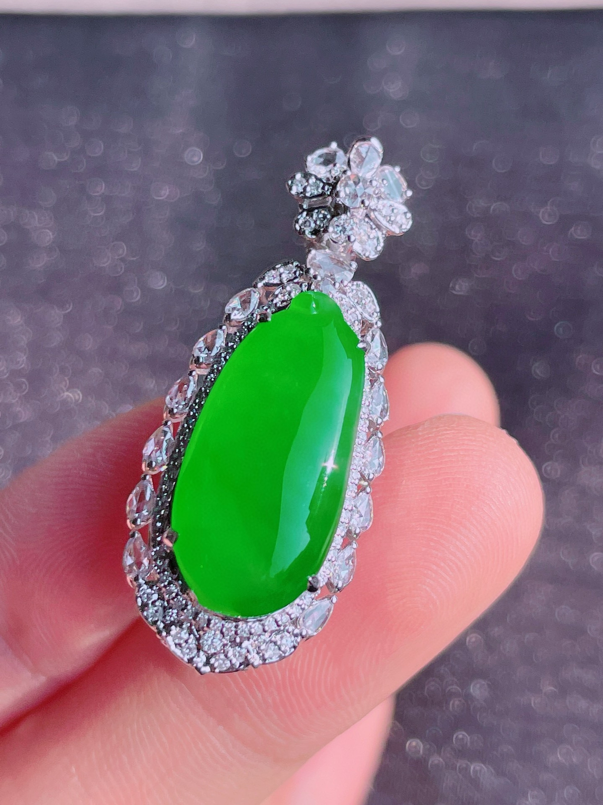 高冰绿福瓜吊坠，晶莹剔透，新颖时尚，品相完美