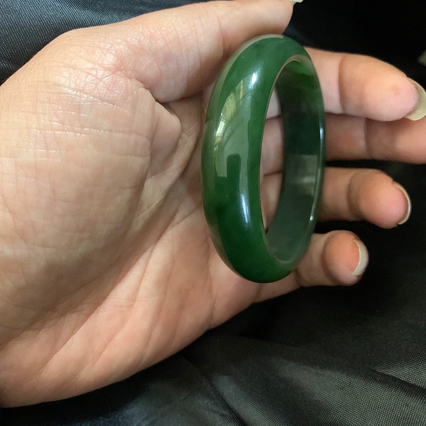 51.8圈口和田玉碧玉菠菜绿手镯，和田玉51.8圈口碧玉手镯，镯型古朴典雅。在诗情画意的雨巷相遇，你是我腕间的一抹风情，有你眸有深情.清风荡漾湖间静水，我愿俯身低眉