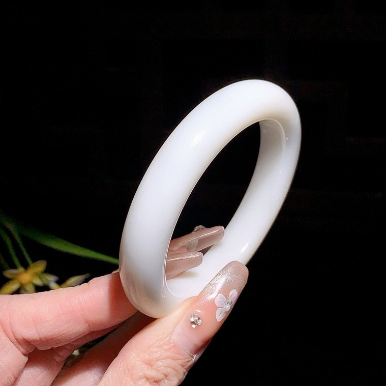 和田玉55圈口白玉手镯！玉质细腻油润 底色纯净 无裂无杂 脂粉好，品质高