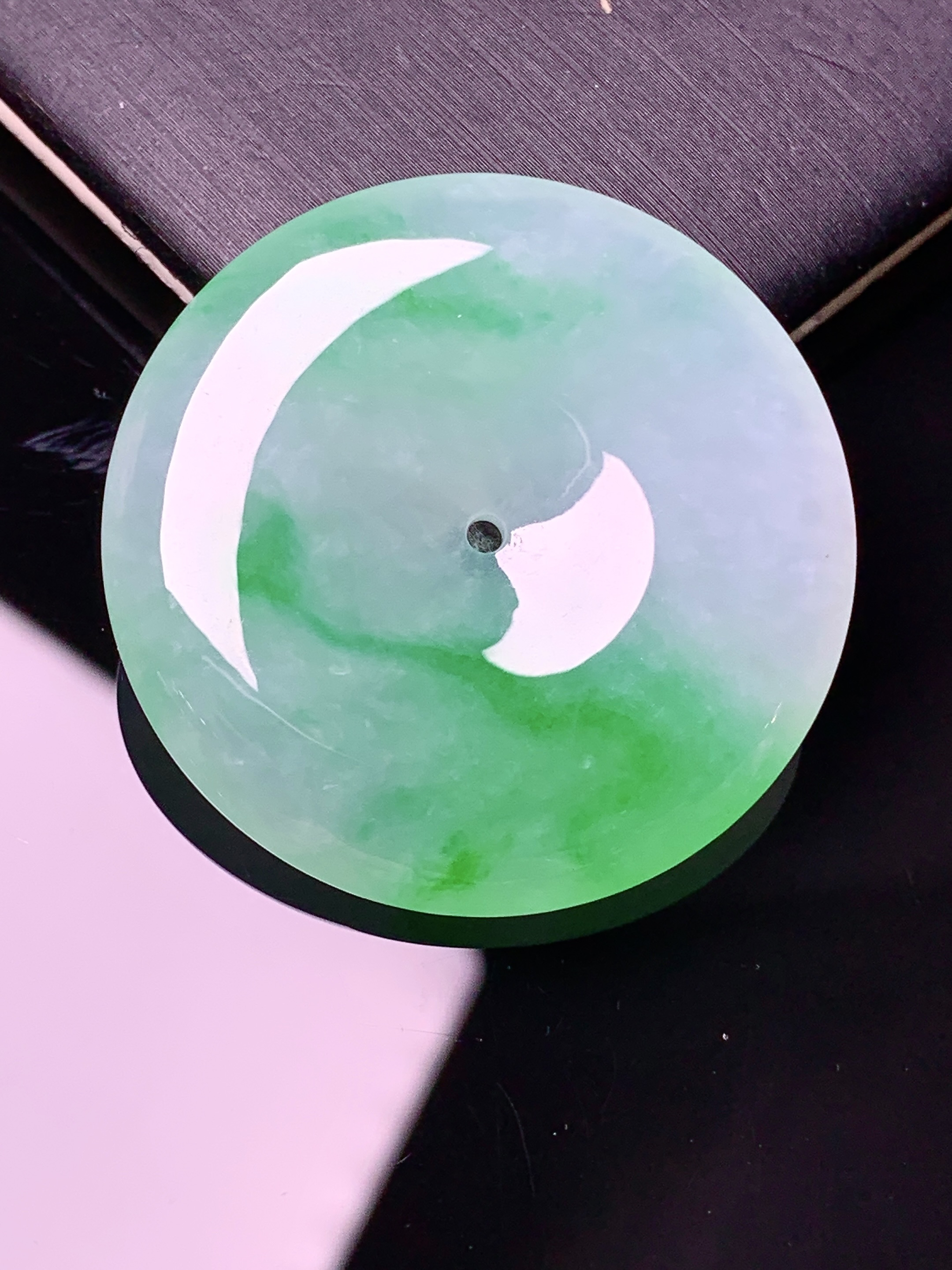 飘绿平安扣吊坠 玉质细腻 色泽艳丽清新 水润亮眼 整体尺寸34*6x1