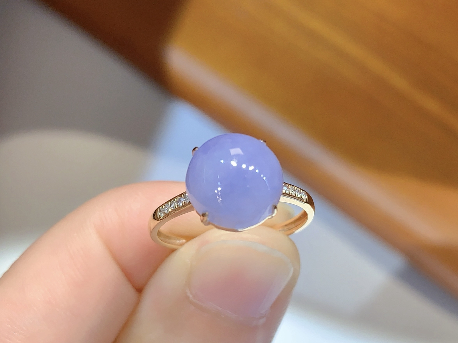 温柔紫翡蛋面戒指 
浓紫温润，白钻点缀 气质绝了～