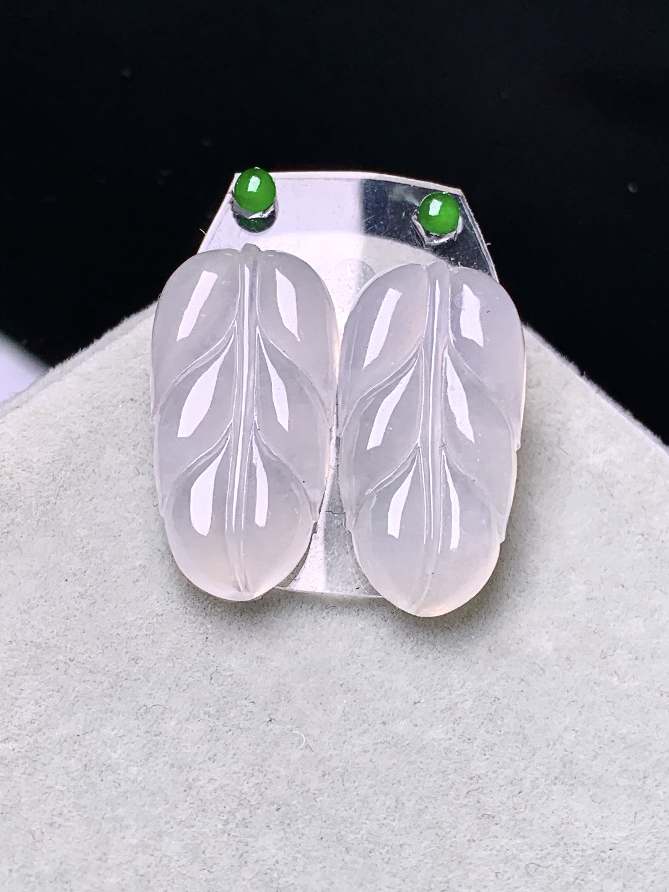 镶嵌款 冰种树叶吊坠 玉质细腻 色泽艳丽清新 水润亮眼 整体尺寸21.8*10.8*3*2x