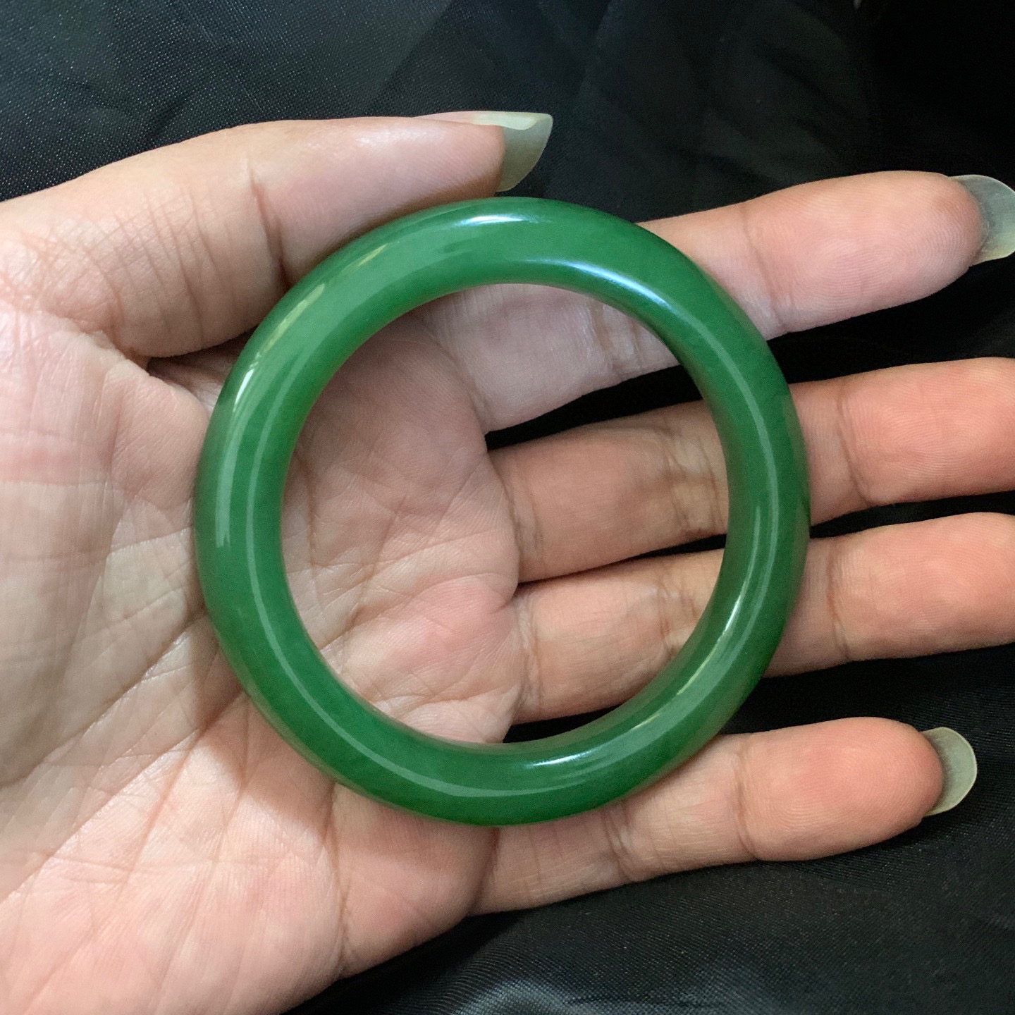 55.8圈口和田玉碧玉苹果绿手镯，和田玉55.8圈口碧玉手镯，镯型古朴典雅。在诗情画意的雨巷相遇，你是我腕间的一抹风情，有你眸有深情.清风荡漾湖间静水，我愿俯身低眉，在烟波涟漪处寻