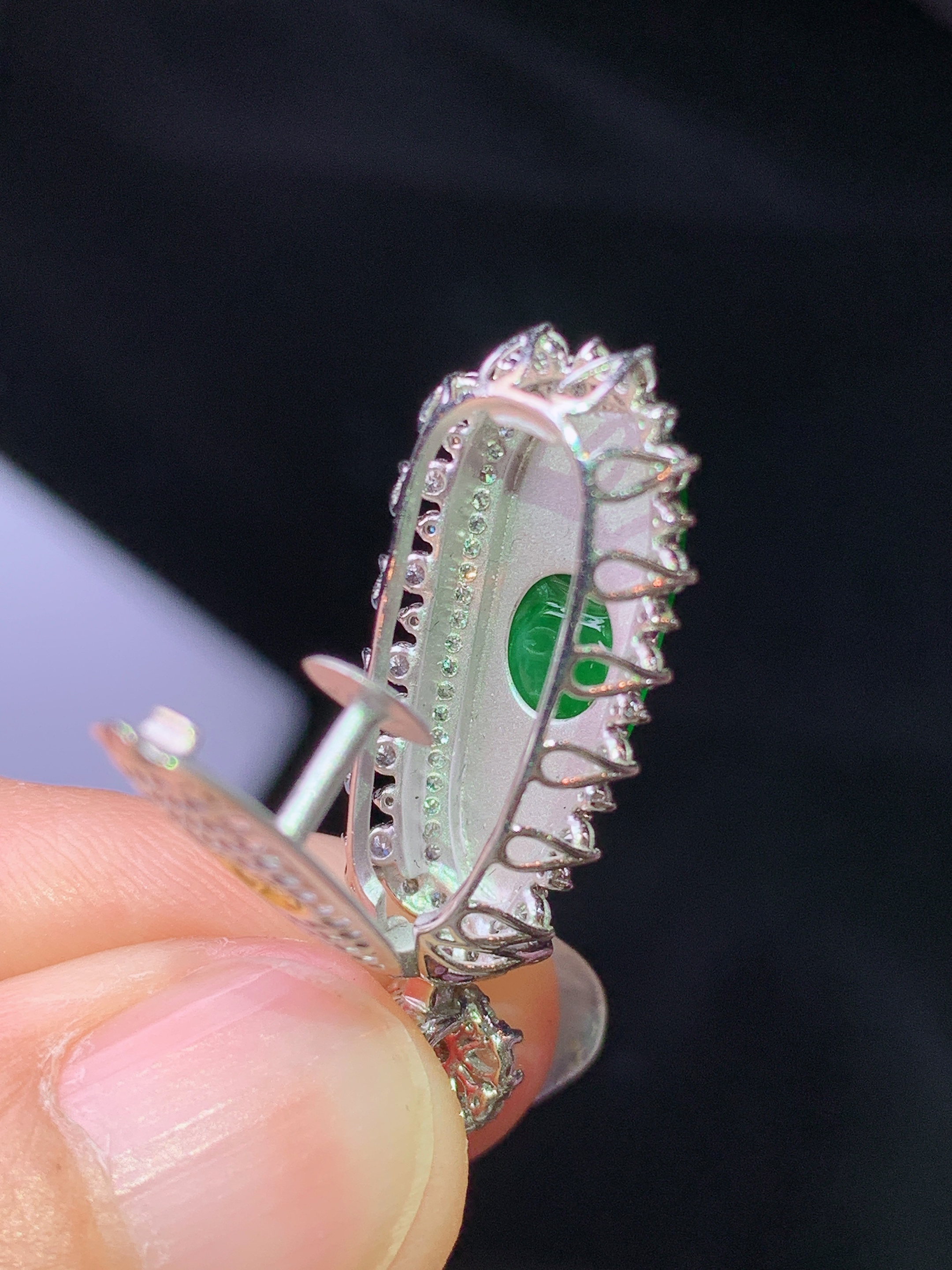 18k金钻镶嵌满绿四季豆吊坠 玉质细腻 色泽艳丽清新 水润亮眼 整体尺寸30.8*11.8*9g2