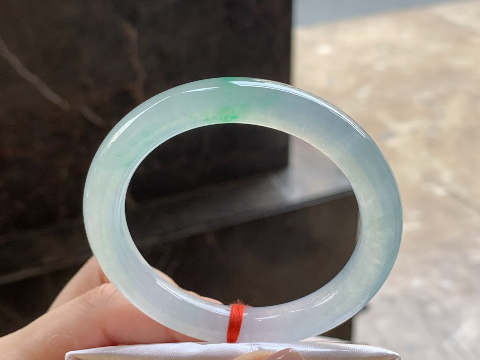 冰种飘色福镯
种老水足 52.7/9.2mm