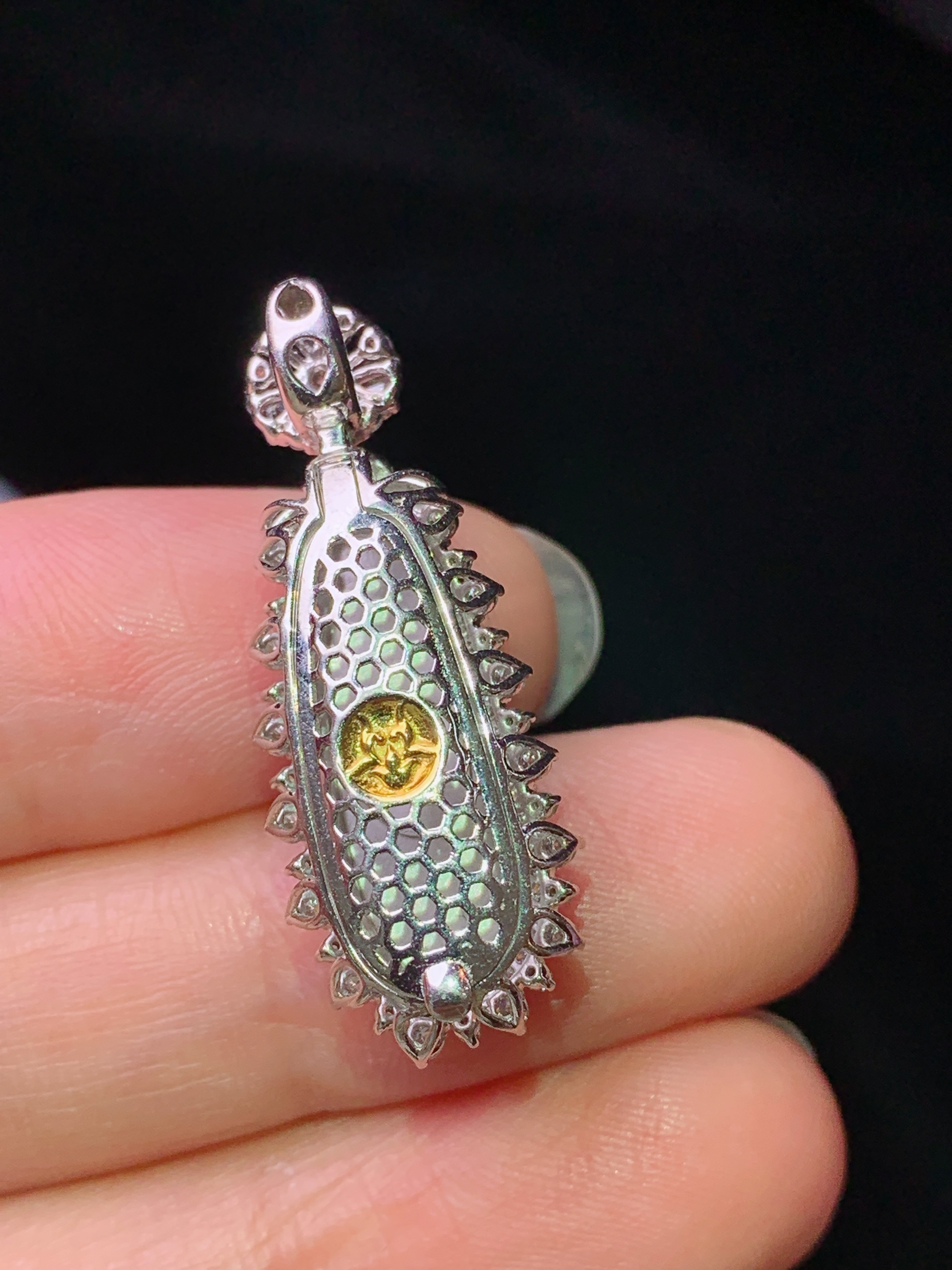 18k金钻镶嵌满绿四季豆吊坠 玉质细腻 色泽艳丽清新 水润亮眼 整体尺寸30.8*11.8*9g2