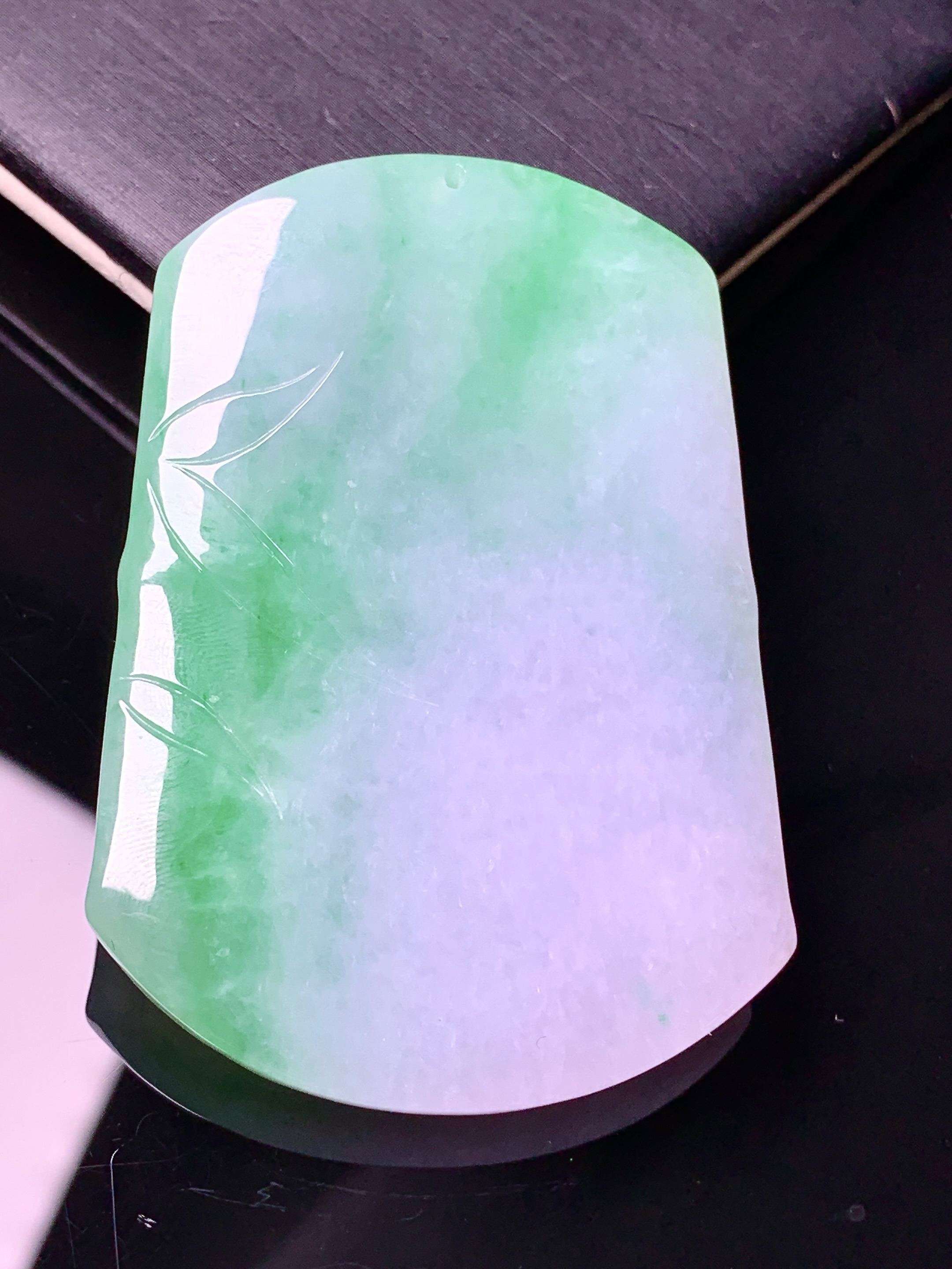 淡紫罗兰飘绿竹节牌吊坠 玉质细腻 色泽艳丽清新 水润亮眼 整体尺寸52*37.2*6.6g2