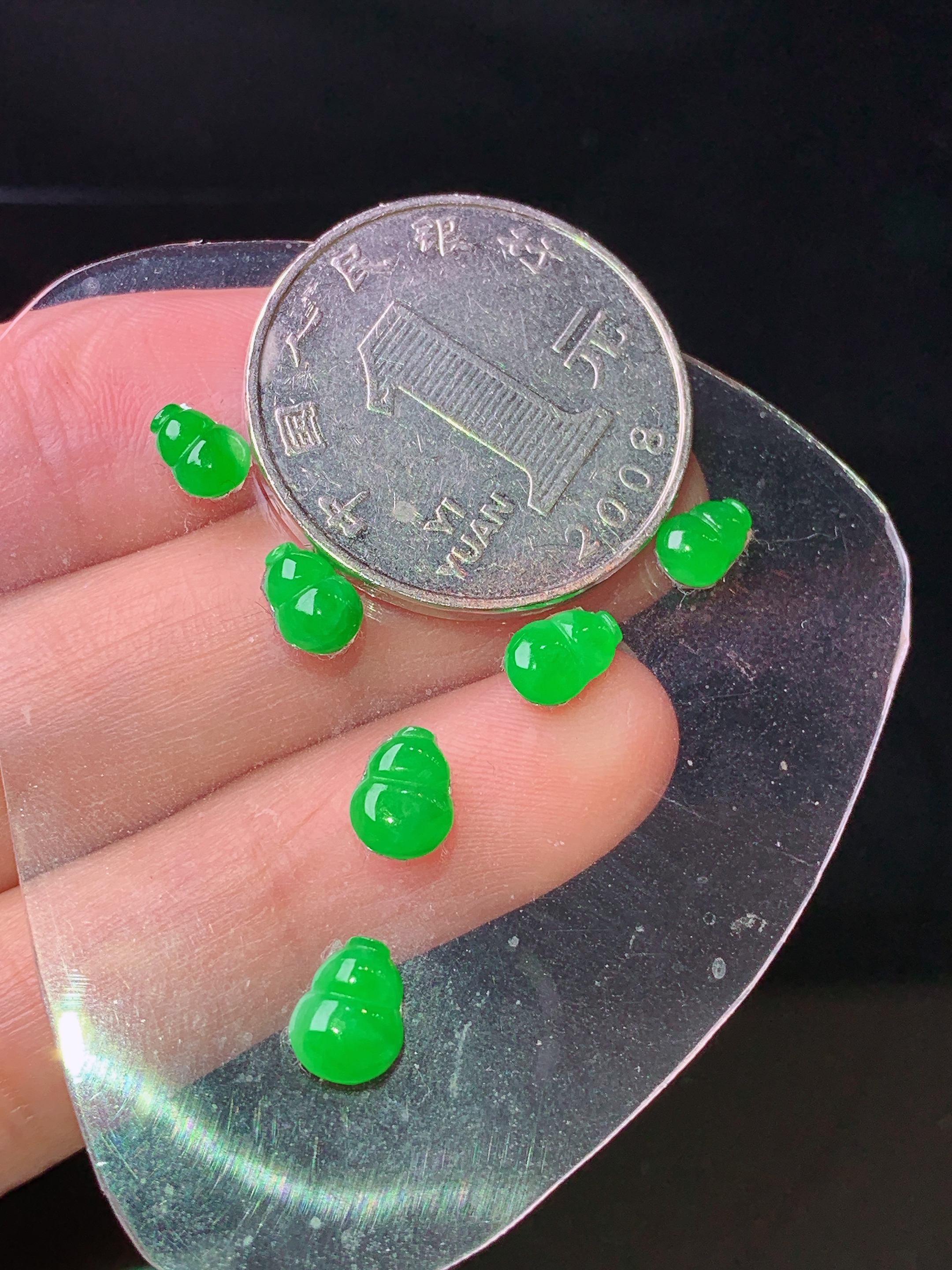 镶嵌款 满绿葫芦一手 玉质细腻 色泽艳丽清新 水润亮眼 整体尺寸7*5.5*2.2*2x