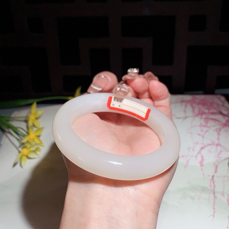 和田玉55.5圈口藕粉色手镯！玉质细腻油润 底色纯净 无裂无黑 脂粉好，品质好！