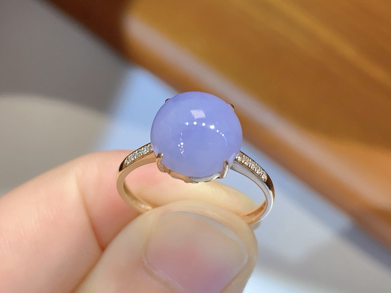 温柔紫翡蛋面戒指 
浓紫温润，白钻点缀 气质绝了～