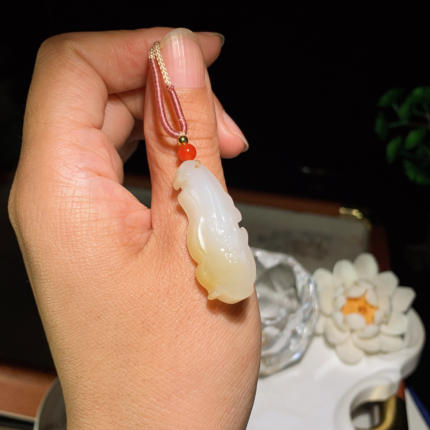 新疆和田玉且末糖仿古兽头挂件。尺寸35/14/10重8.8克 玉质细腻油润 底色纯净 脂粉好，品质好。lt260401