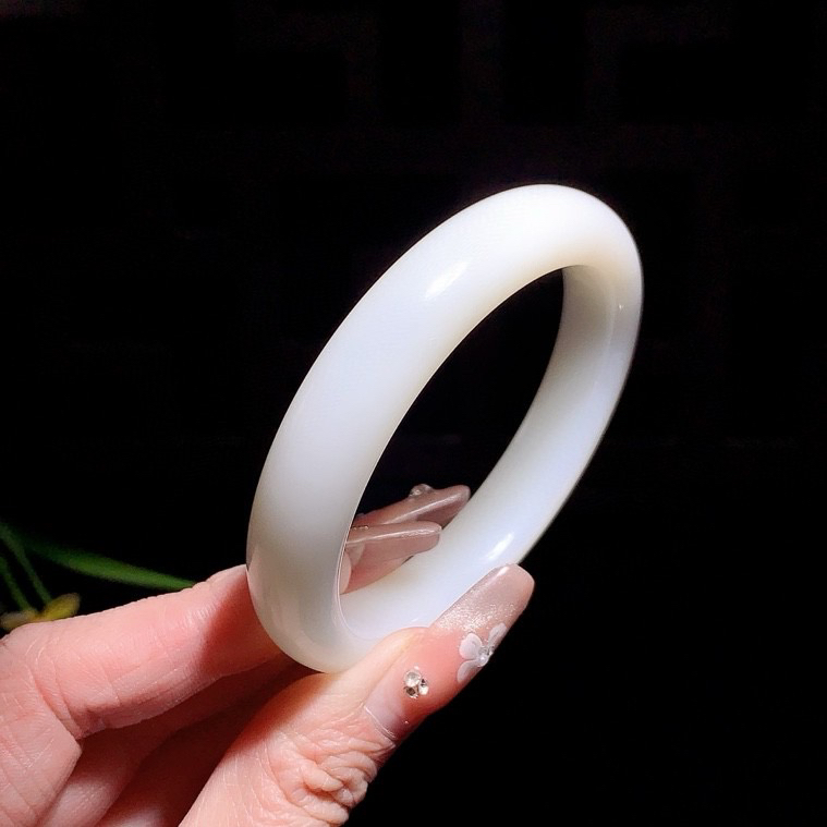 和田玉58圈口白玉手镯！玉质细腻油润 底色纯净 无裂无杂 脂粉好，品质高