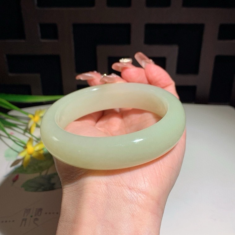 和田玉62.9圈口黄口料宽版手镯！玉质细腻油润 底色纯净 无裂无杂 脂粉好，品质好！