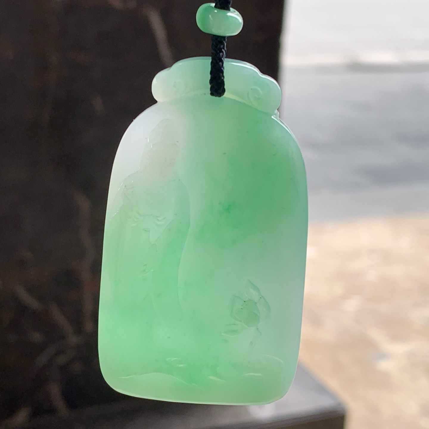 果阳绿观音牌
颜色漂亮 玉质细腻