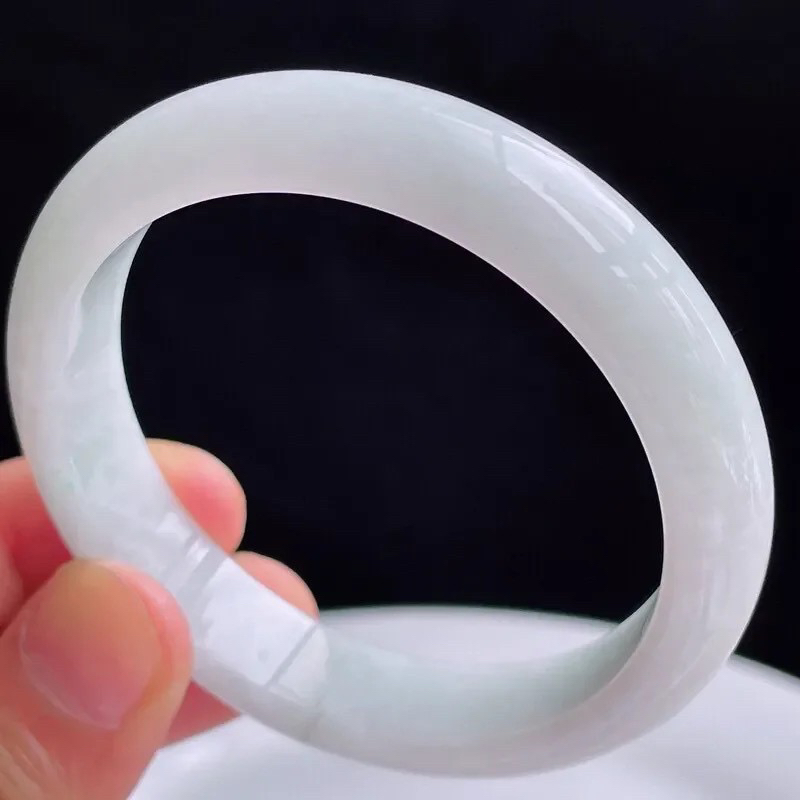 自然光拍摄天然翡翠A货好种水54mm正圈手镯 45.64克