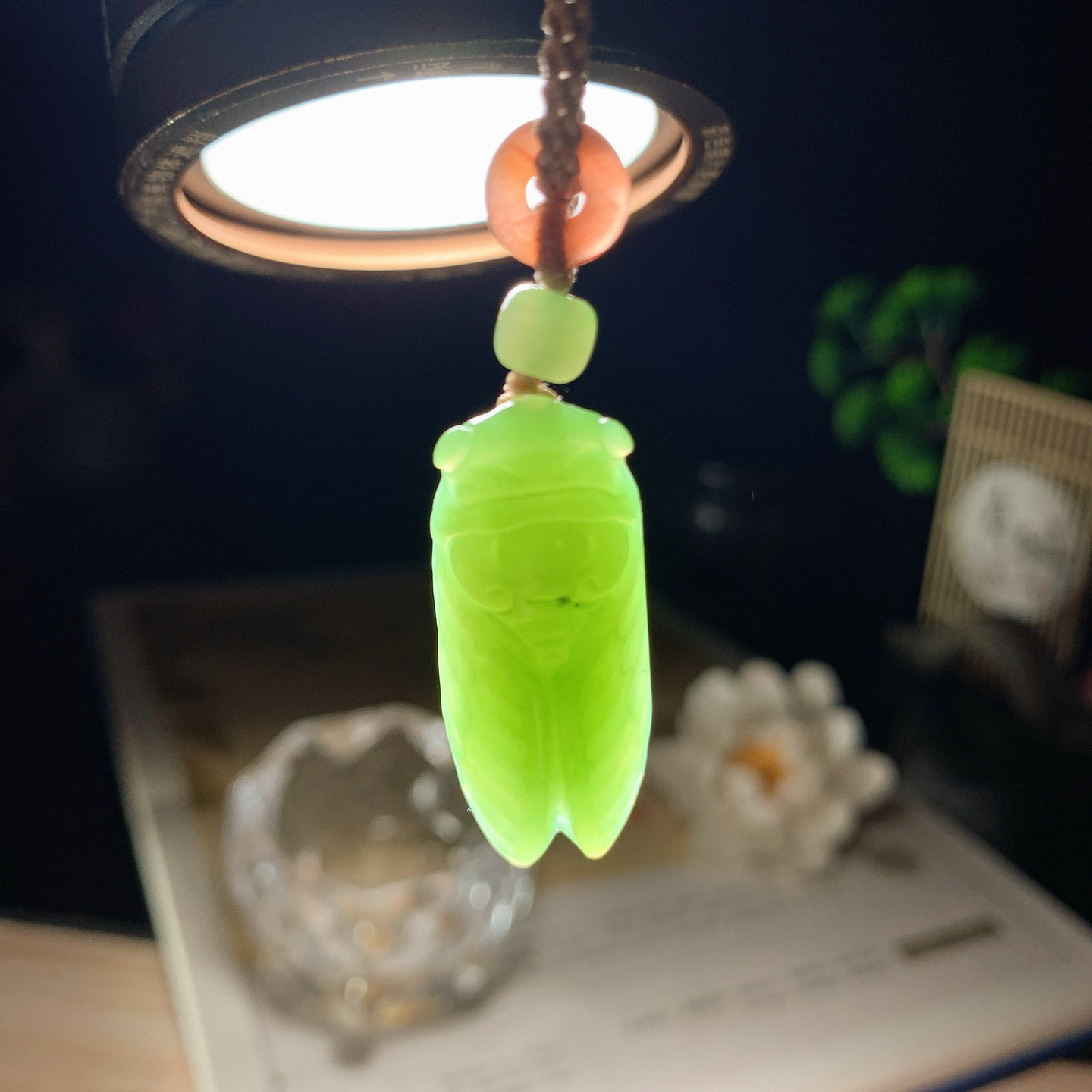 和田玉阳绿俄罗斯碧玉一鸣惊人挂件。尺寸34/15/10重10克 玉质细腻油润。手推出油。品相大气 lt260401