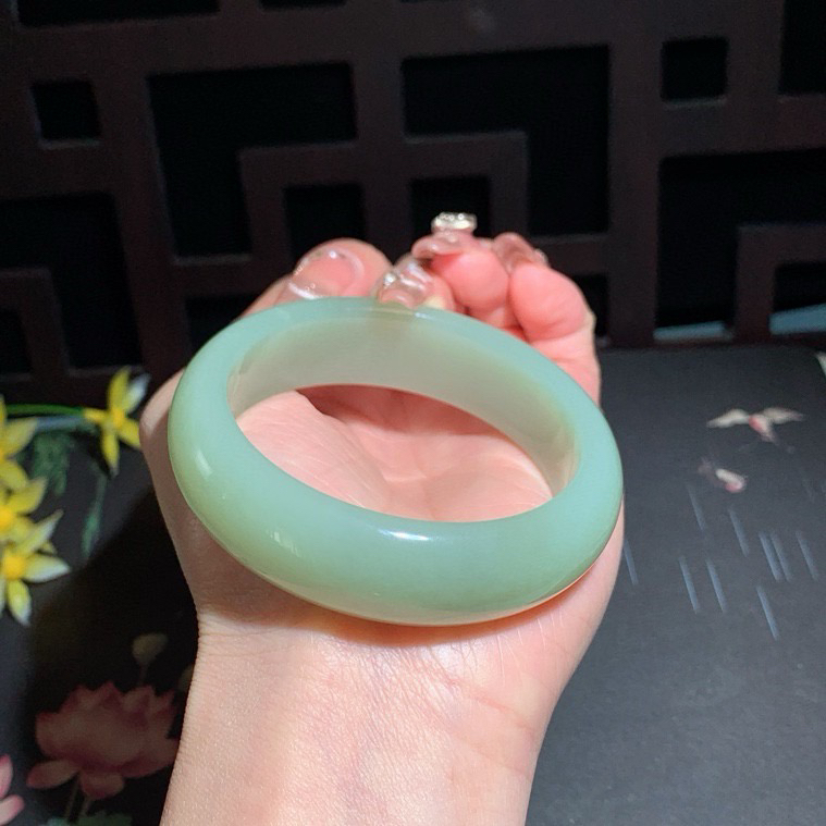 和田玉55.5圈口且末蓝宽版手镯！玉质细腻油润 底色纯净 无裂无黑 脂粉好，品质高。