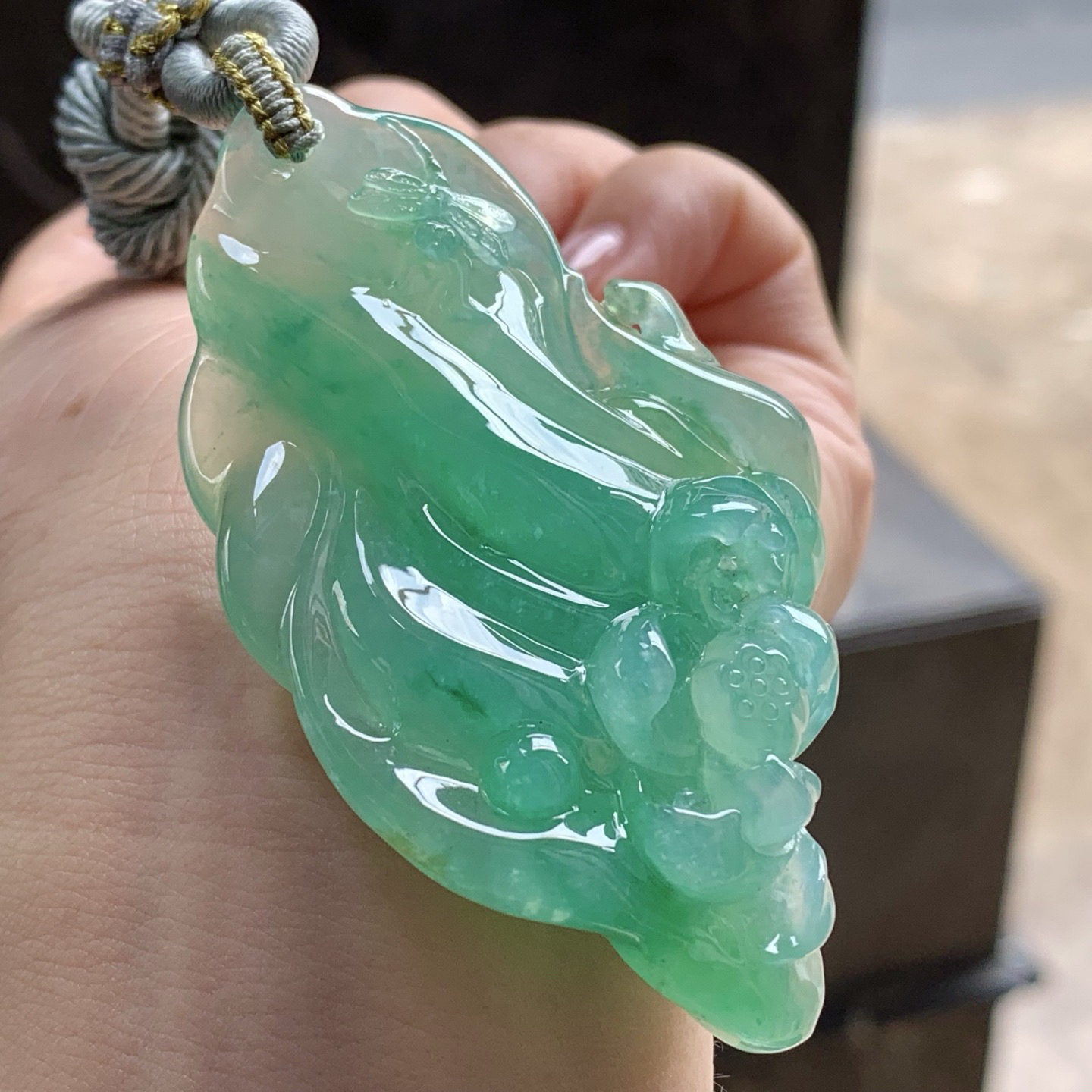 冰种果绿随形挂坠
种色俱佳 厚装品相好