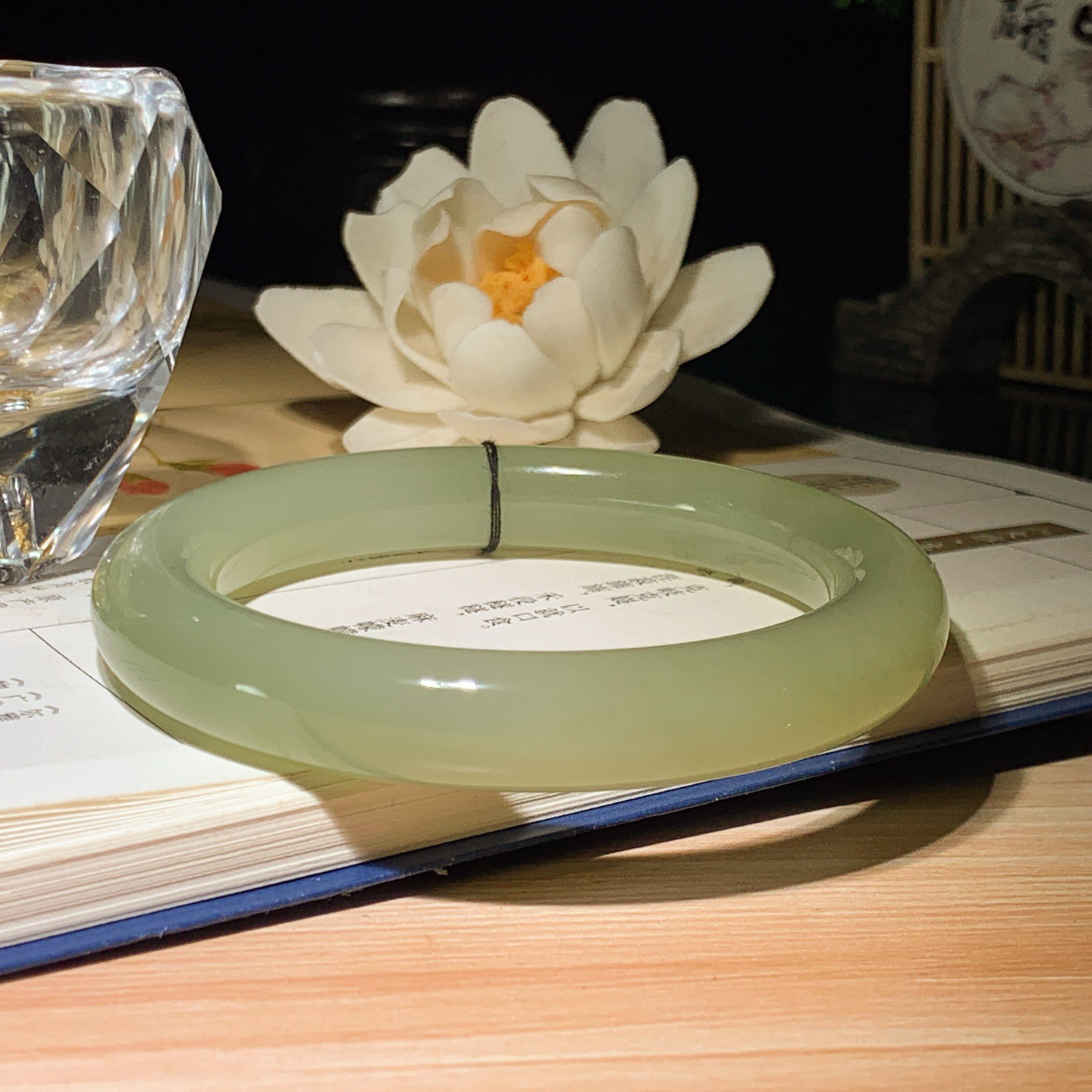 56圈口 和田玉清水手镯 56圈口条宽11玉质细腻油润。手推出油。佩戴高端典雅。lt260401