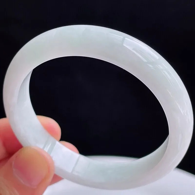 自然光拍摄天然翡翠A货好种水54mm正圈手镯 45.64克