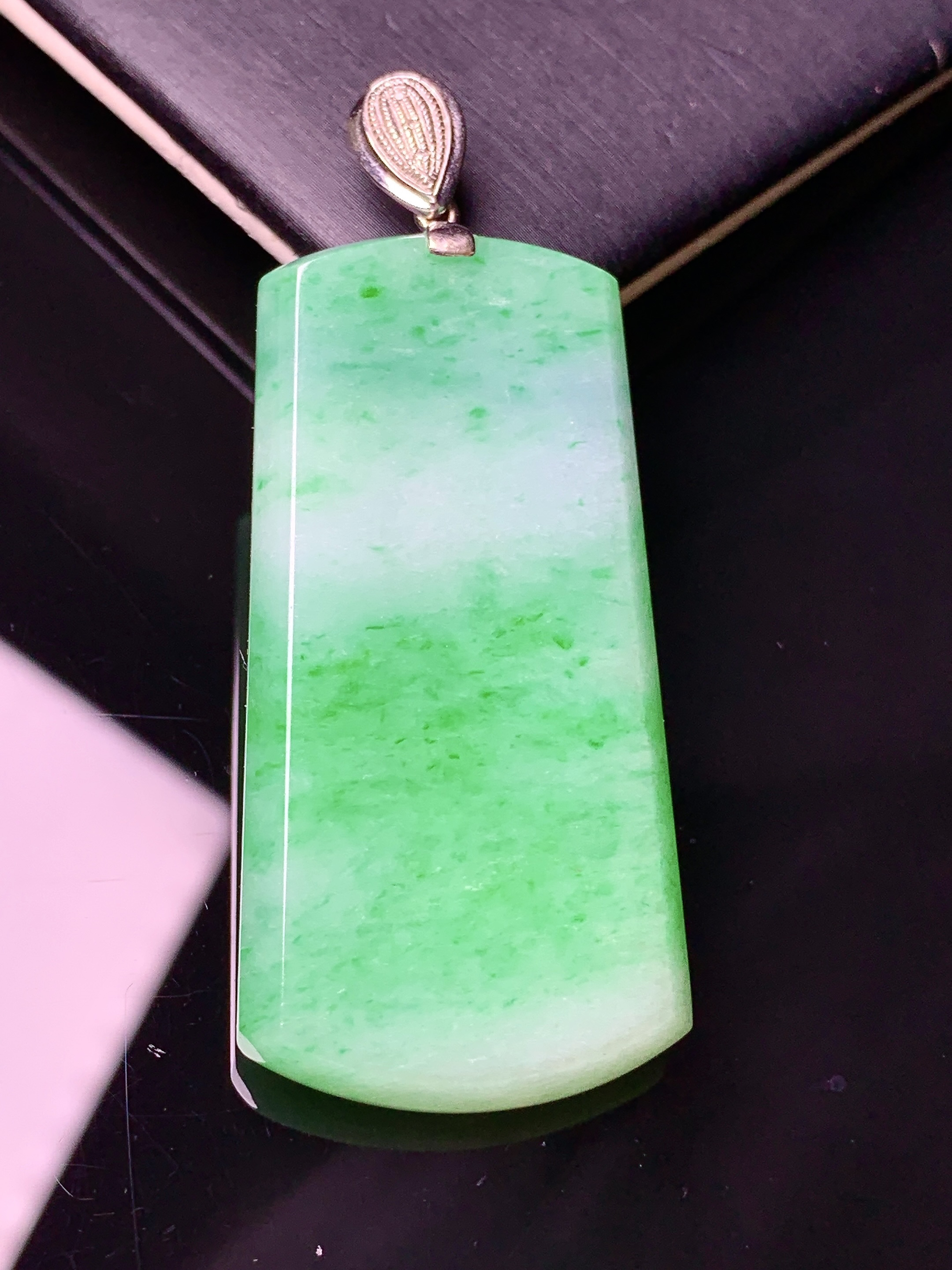 18k金镶嵌飘绿无事牌吊坠 玉质细腻 色泽艳丽清新 水润亮眼 整体尺寸59.6*24*5.8g2
