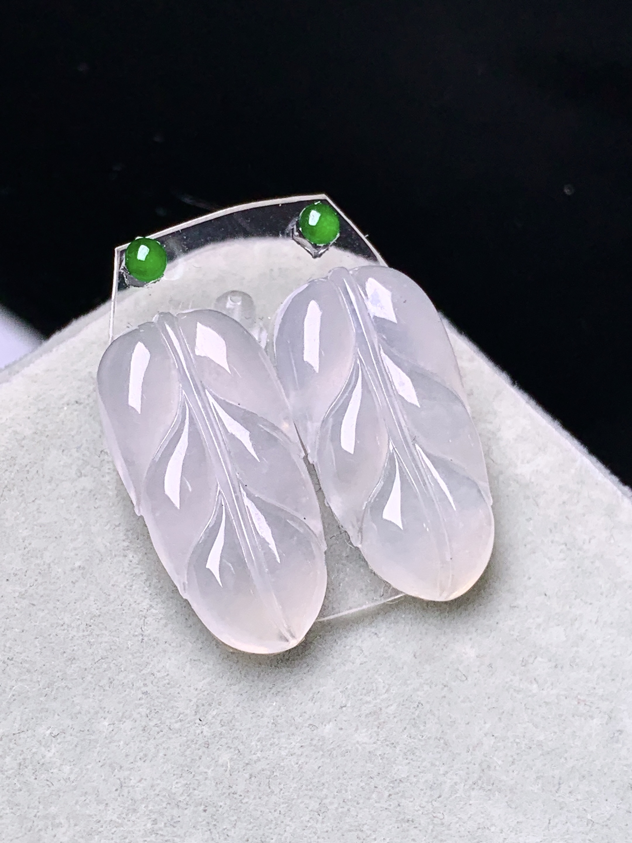 镶嵌款 冰种树叶吊坠 玉质细腻 色泽艳丽清新 水润亮眼 整体尺寸21.8*10.8*3*2x