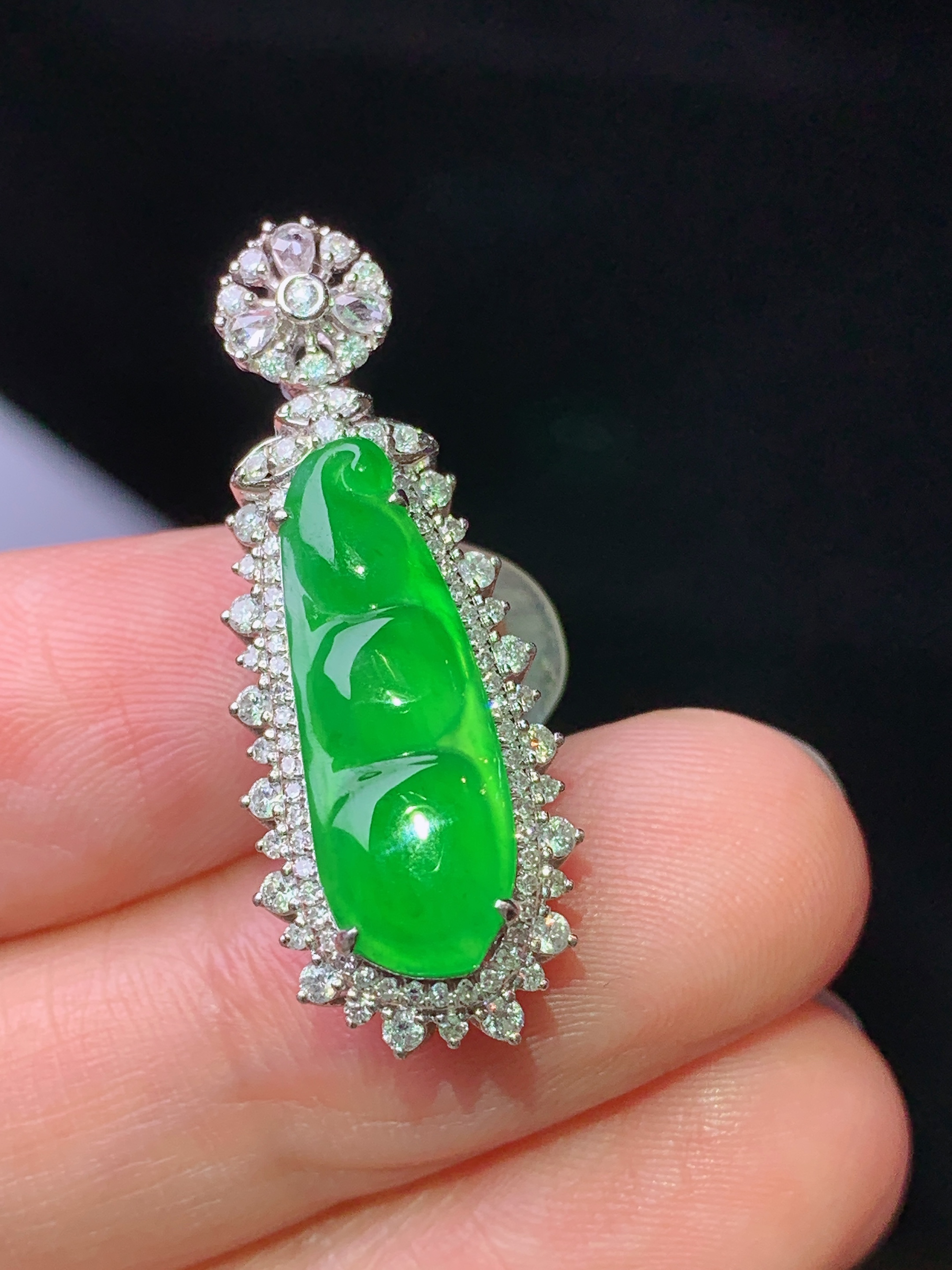 18k金钻镶嵌满绿四季豆吊坠 玉质细腻 色泽艳丽清新 水润亮眼 整体尺寸30.8*11.8*9g2