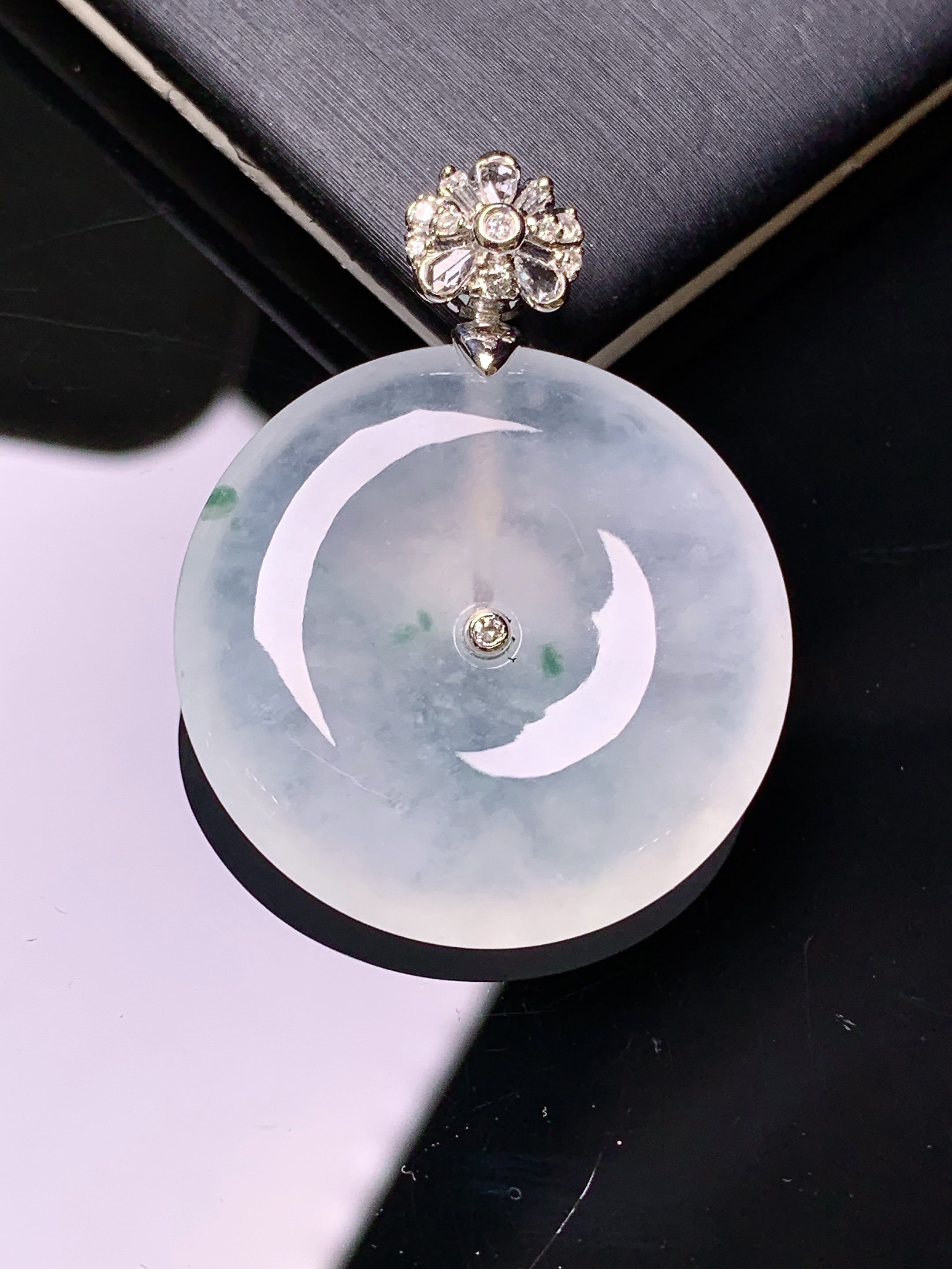 18k金钻镶嵌冰种平安扣吊坠 玉质细腻 色泽艳丽清新 水润亮眼 整体尺寸35*26.6*6g2