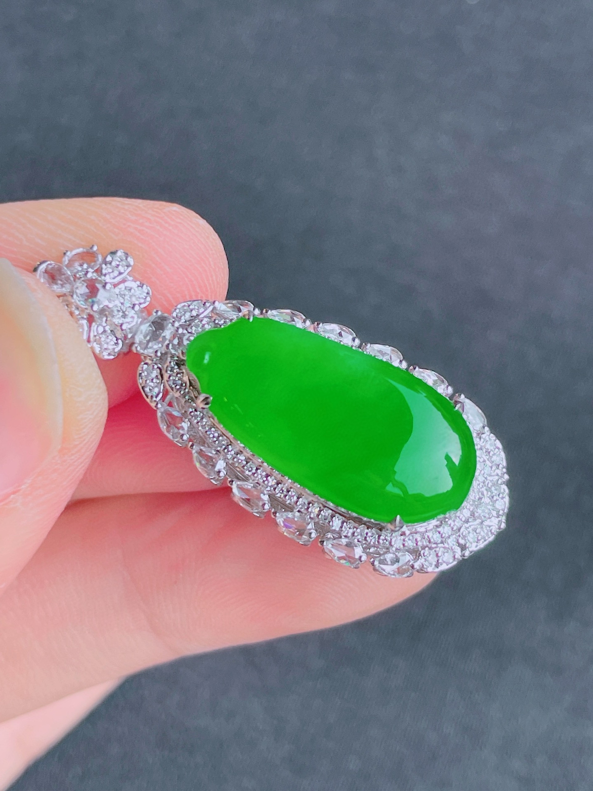 高冰绿福瓜吊坠，晶莹剔透，新颖时尚，品相完美