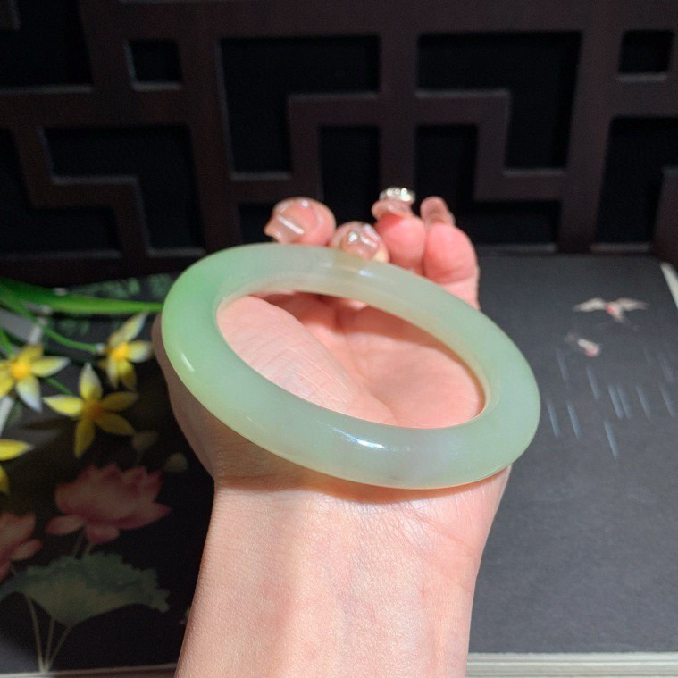 收藏款，和田玉59圈口翠青肥圆条手镯！玉质细腻油润 底色纯净 无裂无杂 脂粉好，品质高