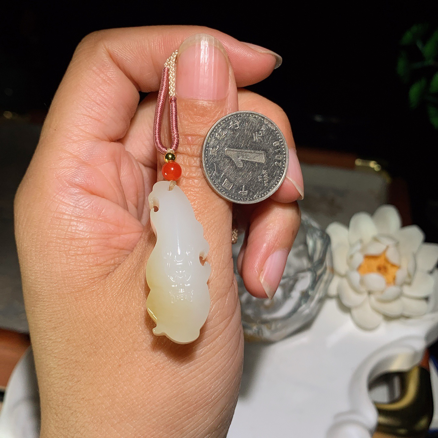 新疆和田玉且末糖仿古兽头挂件。尺寸35/14/10重8.8克 玉质细腻油润 底色纯净 脂粉好，品质好。lt260401