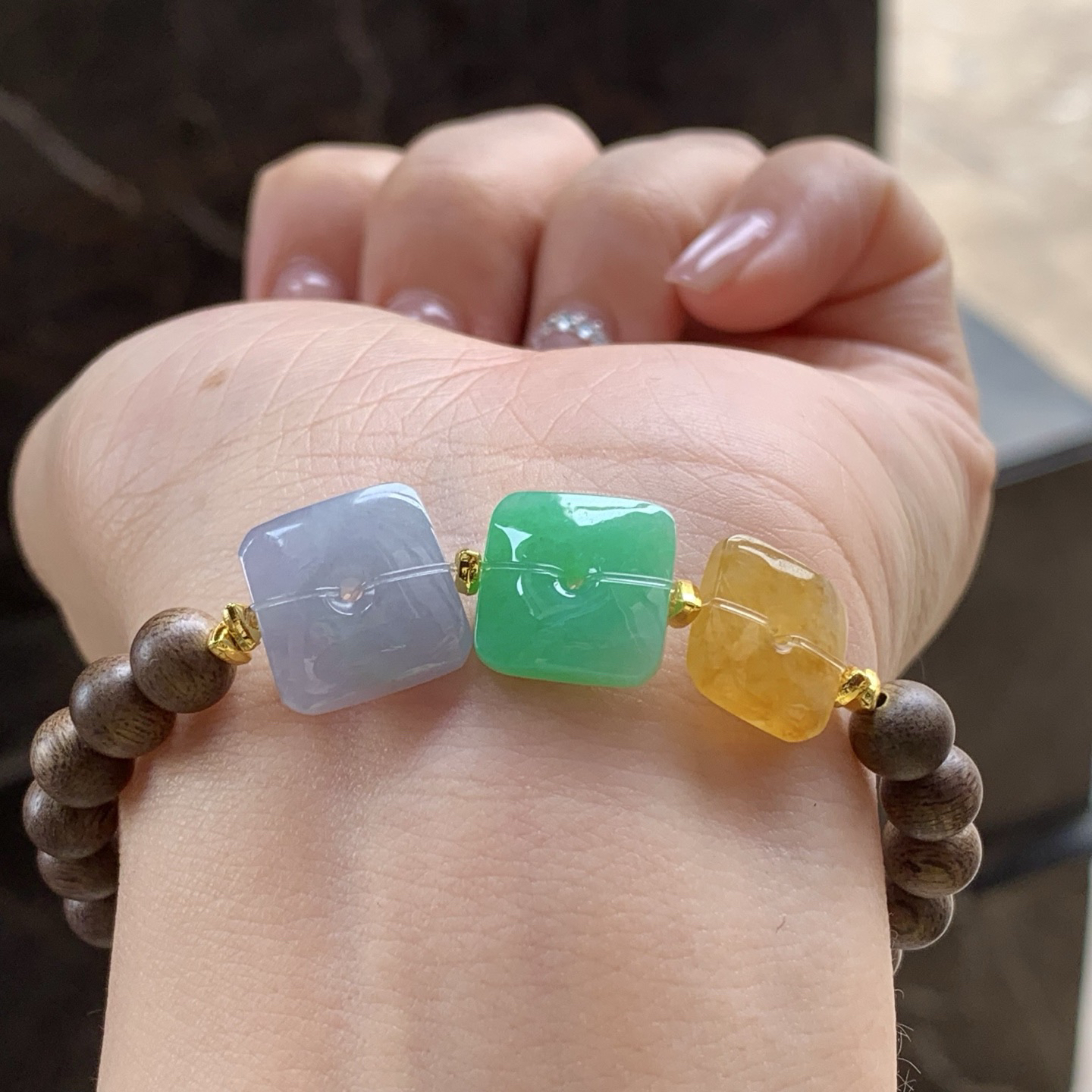 三彩方扣手串
颜色漂亮 搭配沉香木