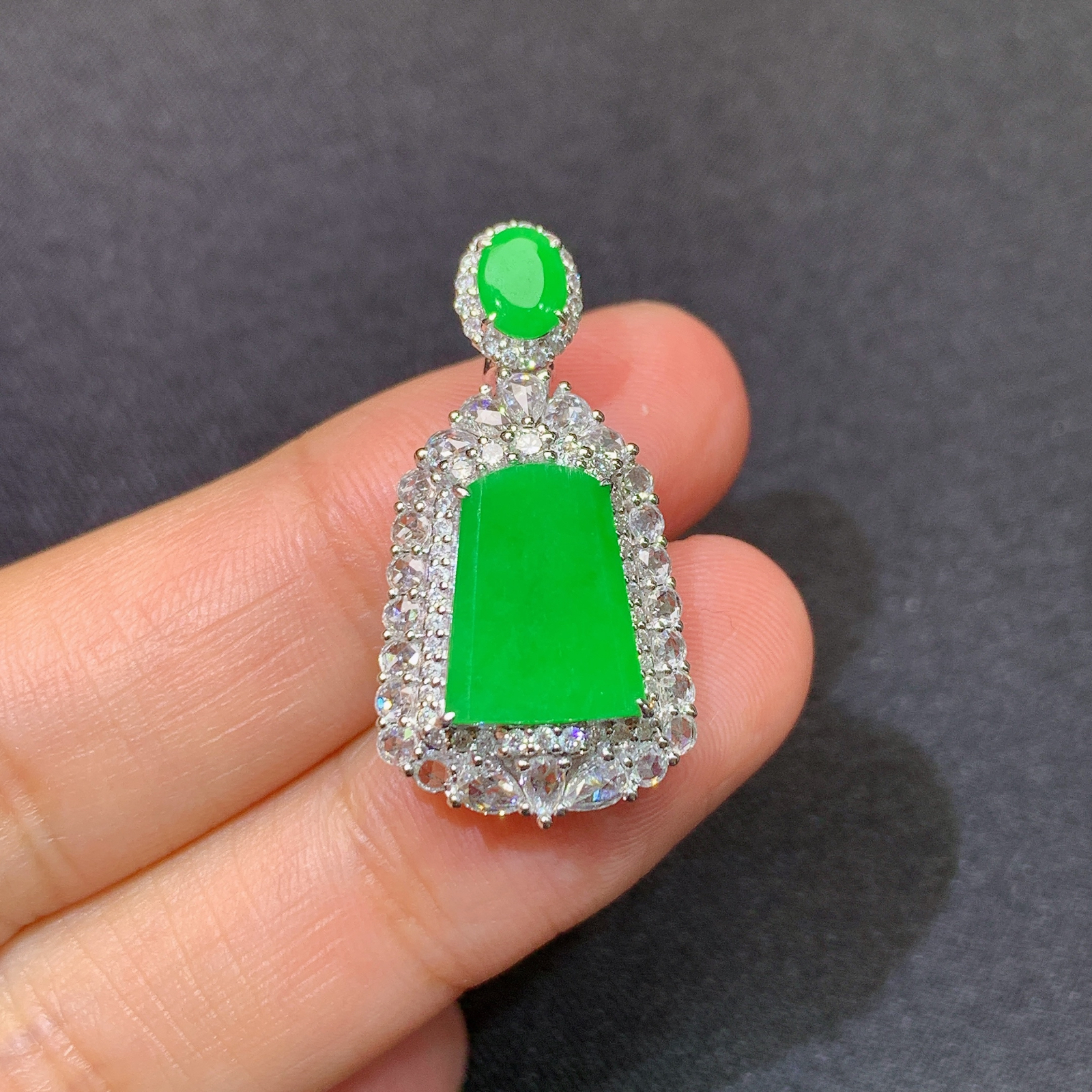 阳绿无事牌吊坠，18k金镶嵌，色泽鲜阳，种老水足，001 尺寸27.9*14.1*7.7