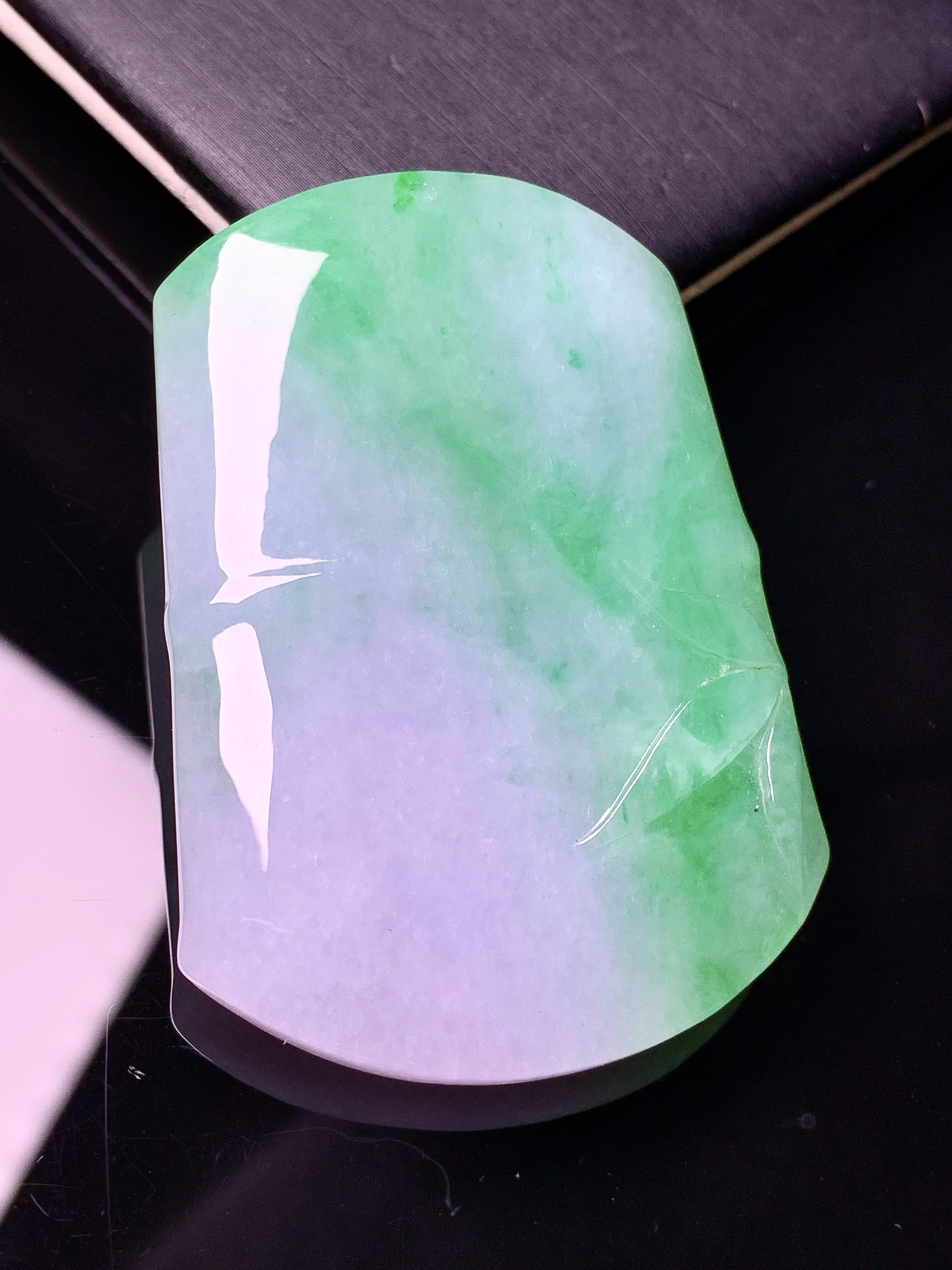 淡紫罗兰飘绿竹节牌吊坠 玉质细腻 色泽艳丽清新 水润亮眼 整体尺寸52*37.2*6.6g2