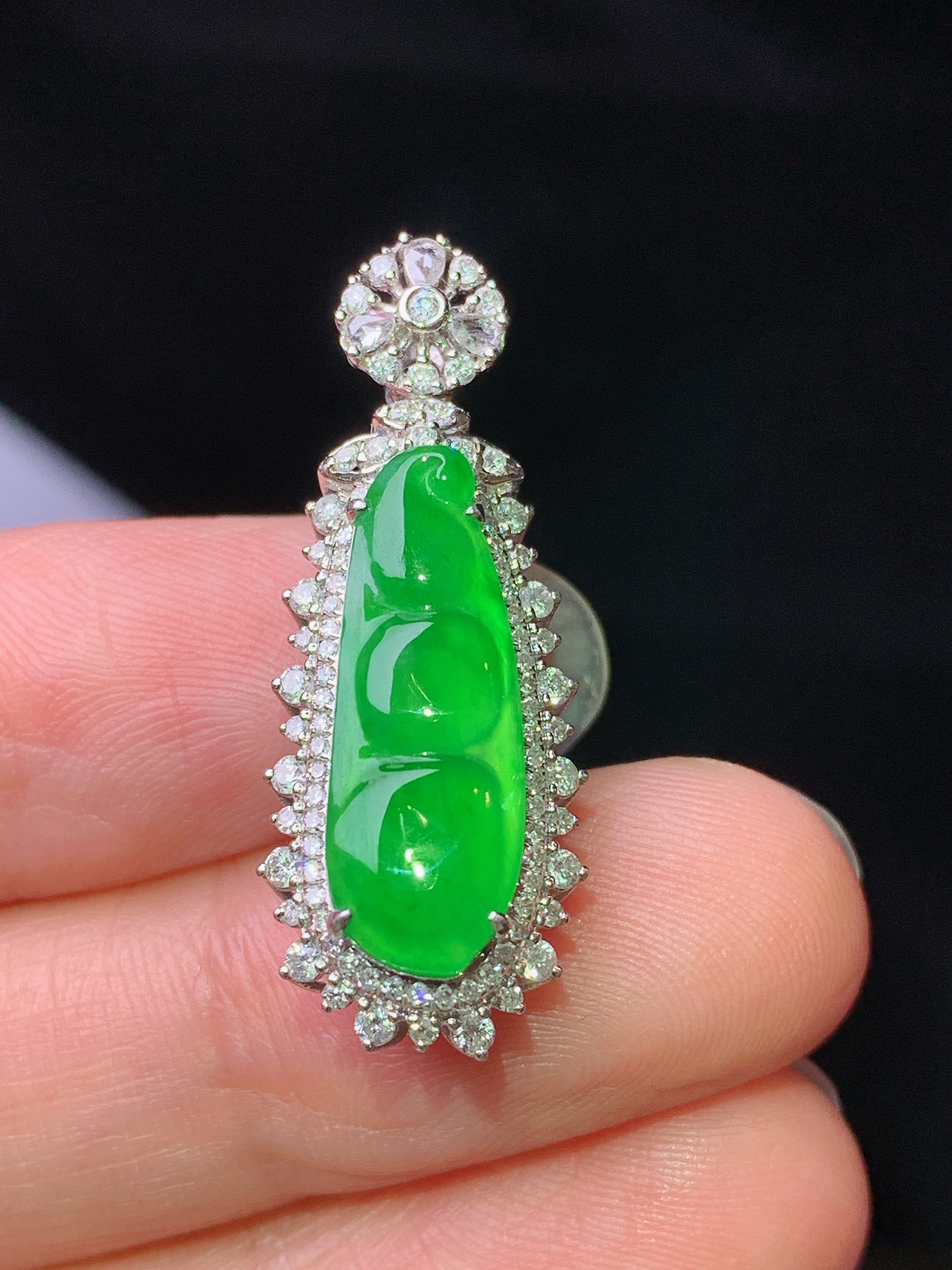 18k金钻镶嵌满绿四季豆吊坠 玉质细腻 色泽艳丽清新 水润亮眼 整体尺寸30.8*11.8*9g2