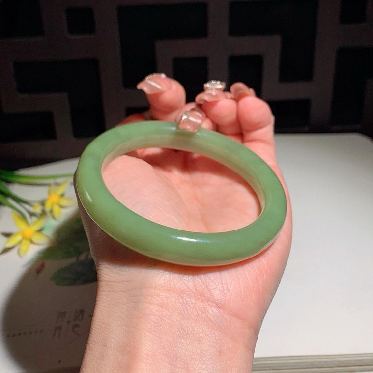 和田玉57圈口黄口料手镯！玉质细腻油润 底色纯净 无纹裂 脂粉好，品质好！