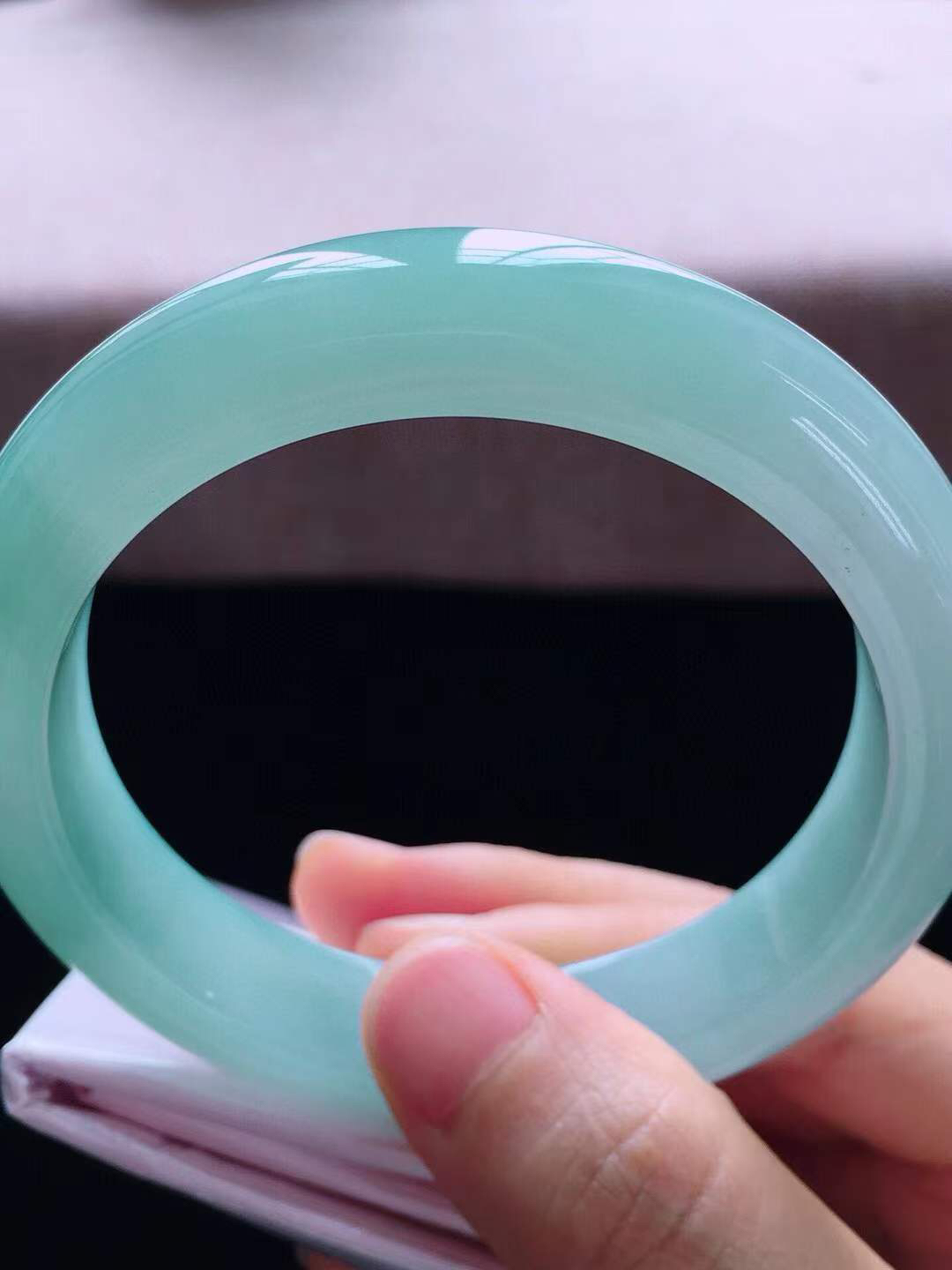 【翡翠名称】老种冰蓝绿58.3正圈口手镯
【翡翠尺寸】58.3*12.8*9mm适合57-59.5正圈口佩戴
【翡翠描述】宝贝种老水足，玉质细腻，色泽靓丽，性价比高，佩戴效果好！
【其它赠送】权威证书/精美挂绳盒子/支持全国复检