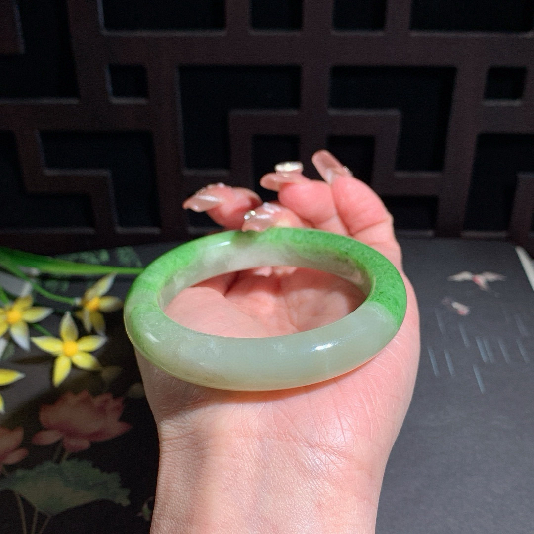 和田玉56圈口翠青手镯！玉质细腻油润 底色纯净 无纹裂 脂粉好，品质高