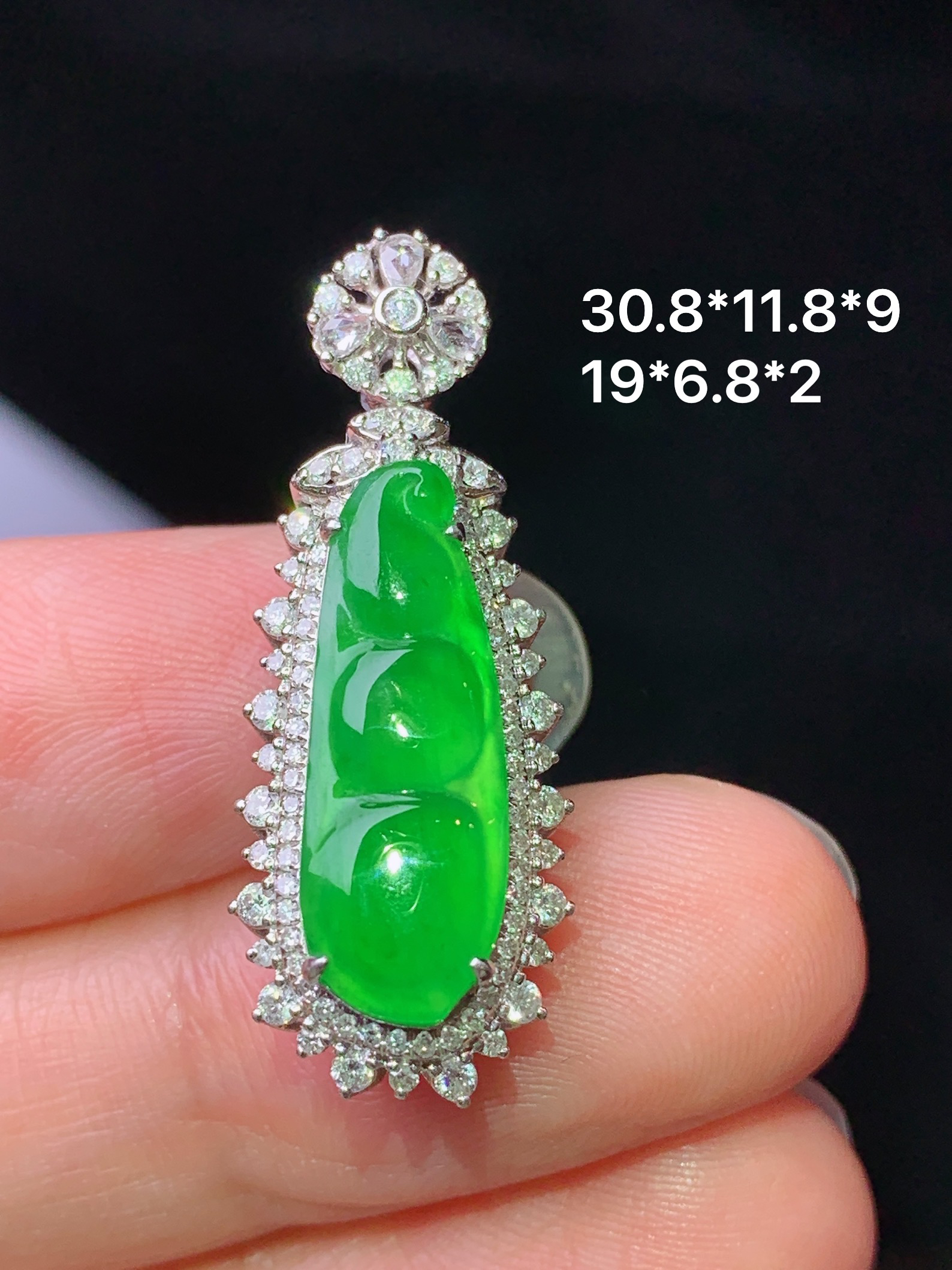 18k金钻镶嵌满绿四季豆吊坠 玉质细腻 色泽艳丽清新 水润亮眼 整体尺寸30.8*11.8*9g2