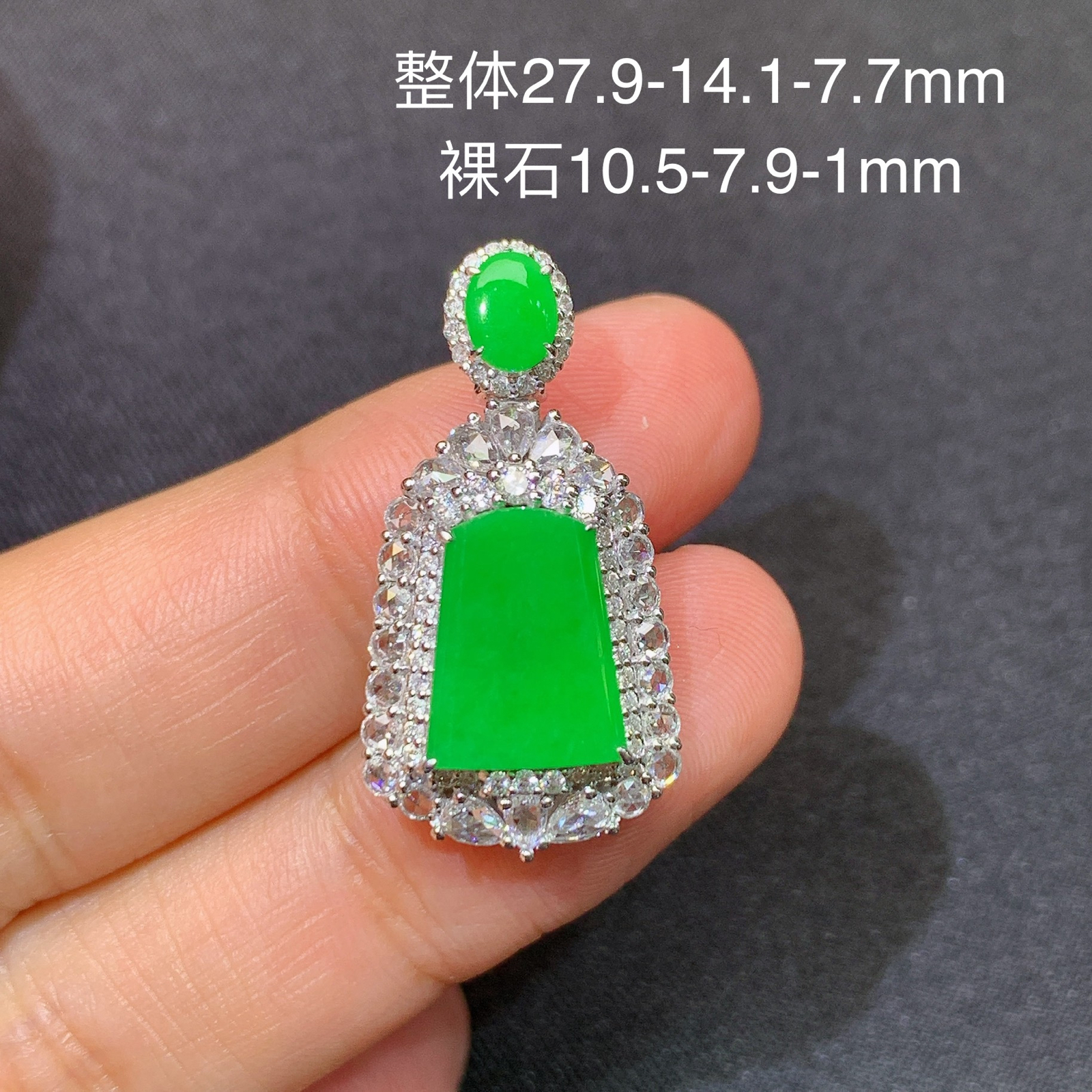 阳绿无事牌吊坠，18k金镶嵌，色泽鲜阳，种老水足，001 尺寸27.9*14.1*7.7