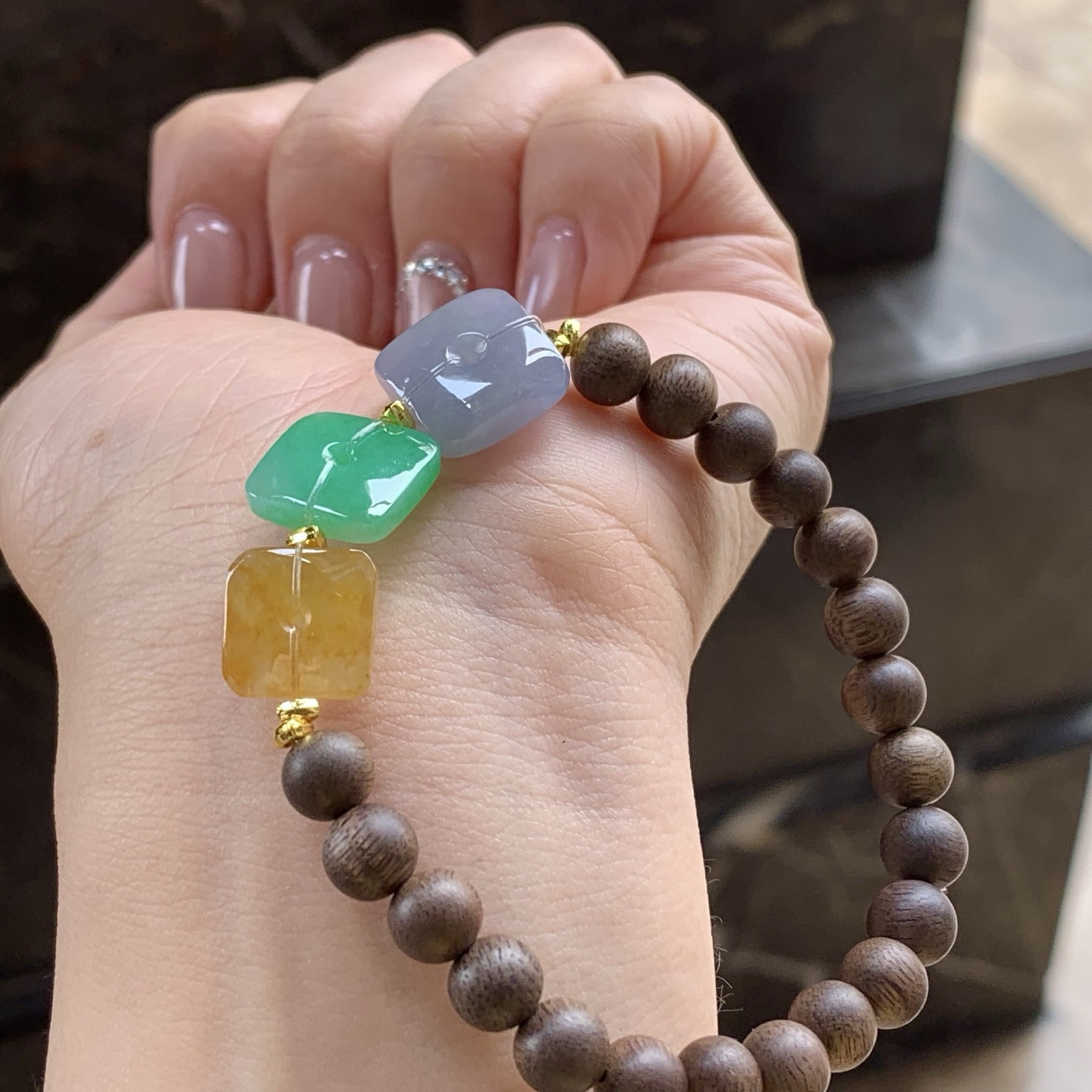 三彩方扣手串
颜色漂亮 搭配沉香木