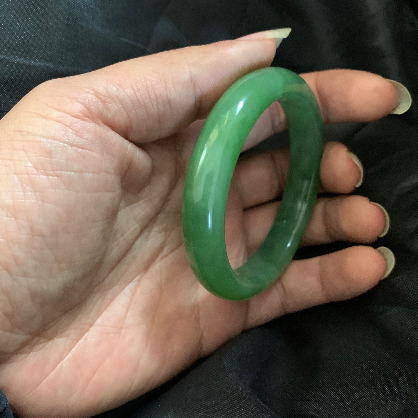 54.5圈口和田玉碧玉冰底果绿色手镯，和田玉54.5圈口碧玉手镯，镯型古朴典雅。在诗情画意的雨巷相遇，你是我腕间的一抹风情，有你眸有深情.清风荡漾湖间静水，我愿俯身低眉，在烟波涟漪处寻